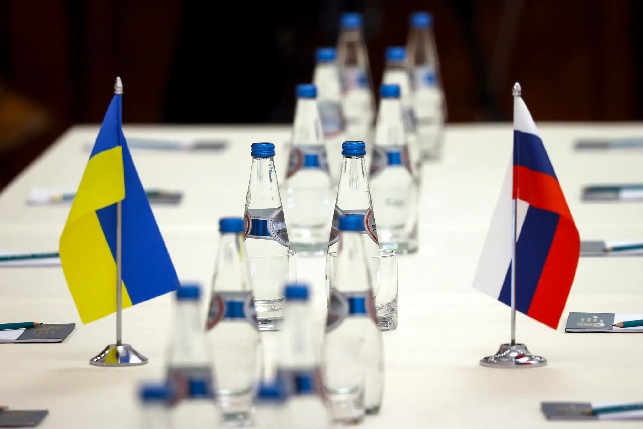 Ukrajinská a ruská vlajka počas rokovaní v Bielorusku.
