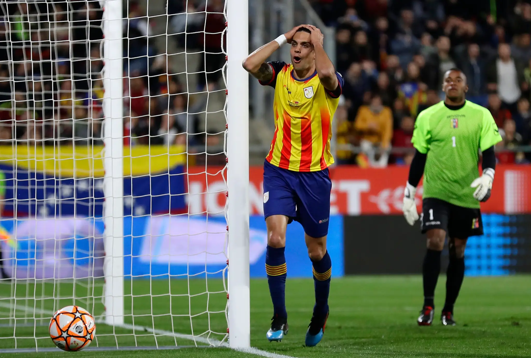 Gerard Piqué z Výberu Katalánska reaguje po prípravnom zápase s Venezuelou.