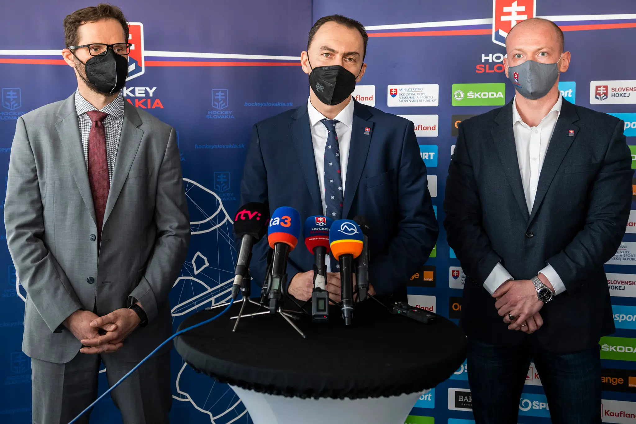 Zľava člen výkonného výboru SZĽH Michal Handzuš, prezident SZĽH Miroslav Šatan a výkonný riaditeľ SZĽH Peter Kruľ počas tlačovej konferencie.