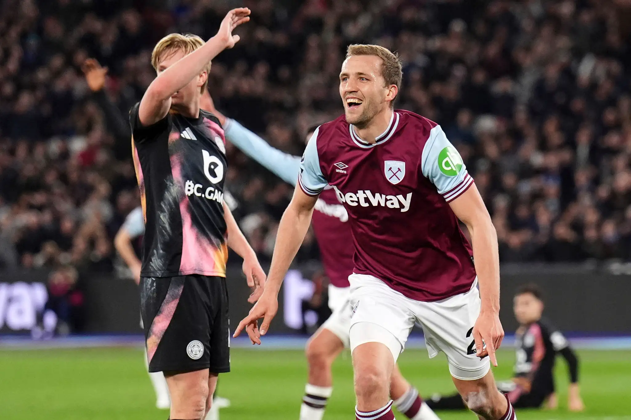 Futbalista West Hamu United Tomáš Souček sa teší z gólu.
