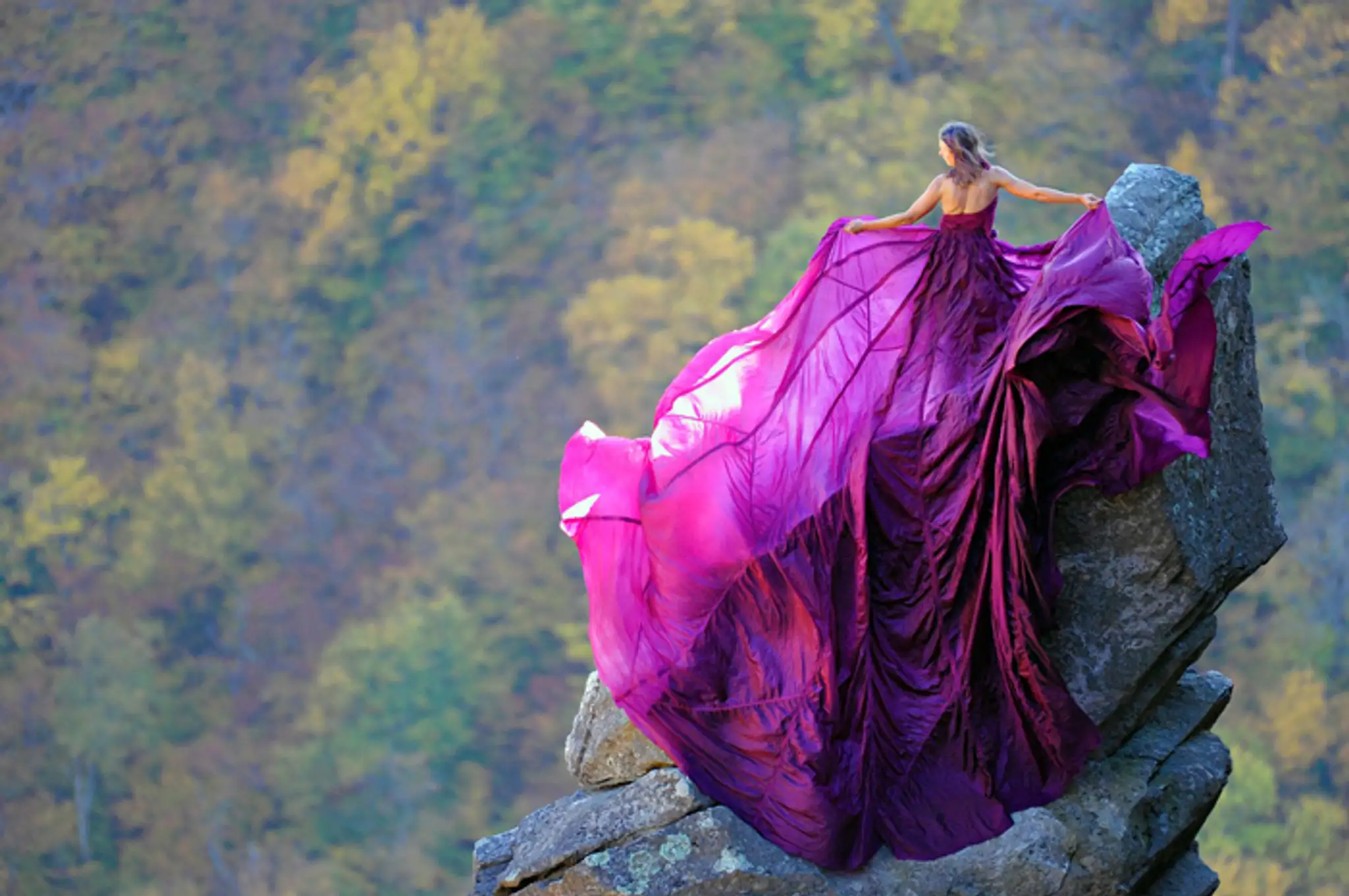 Pohľad ako modelka Kristina Marie Folcik-Welts fotí vrchole sklay v americkom parku Franconia Notch.