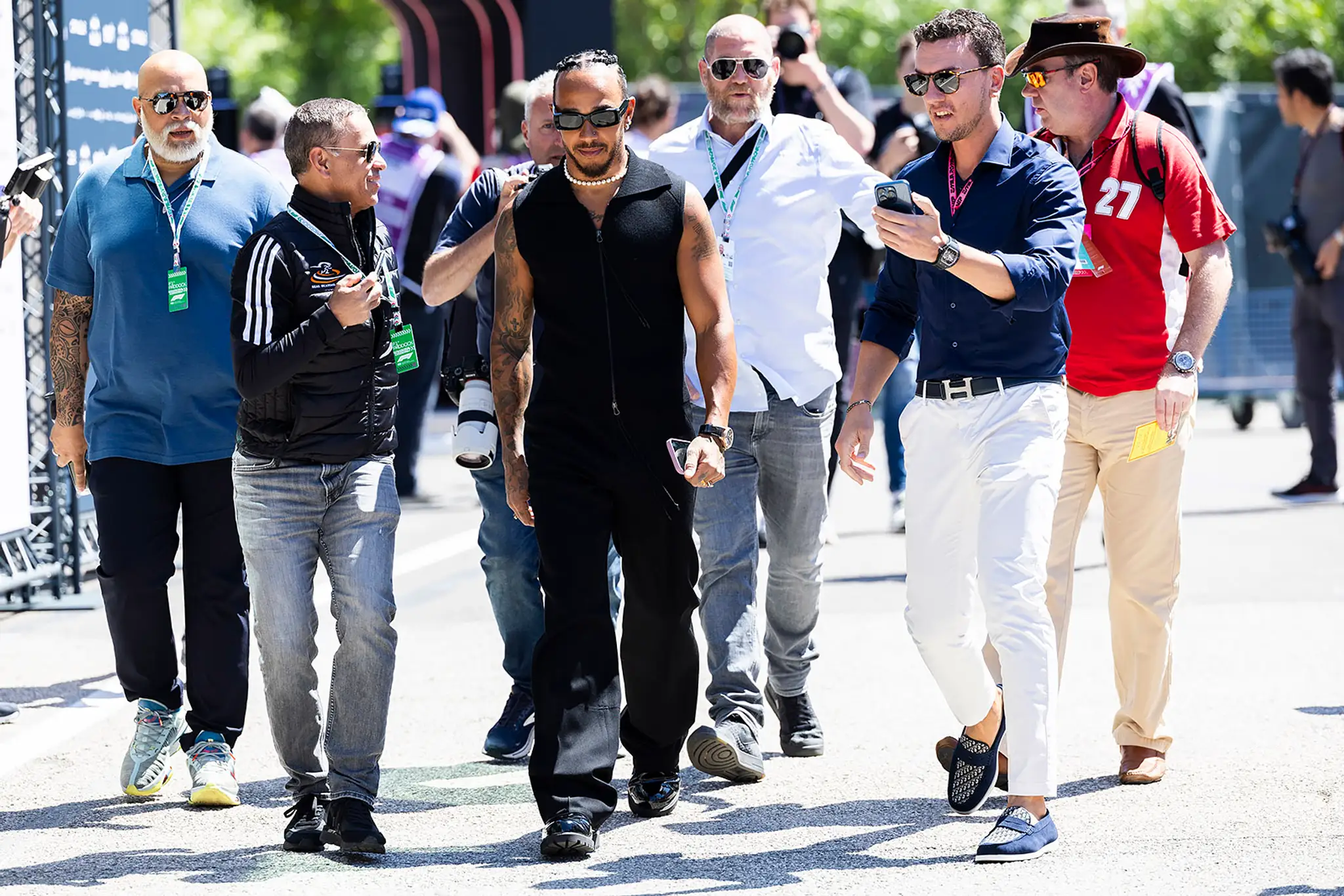 Britský pilot Lewis Hamilton prichádza na trať.