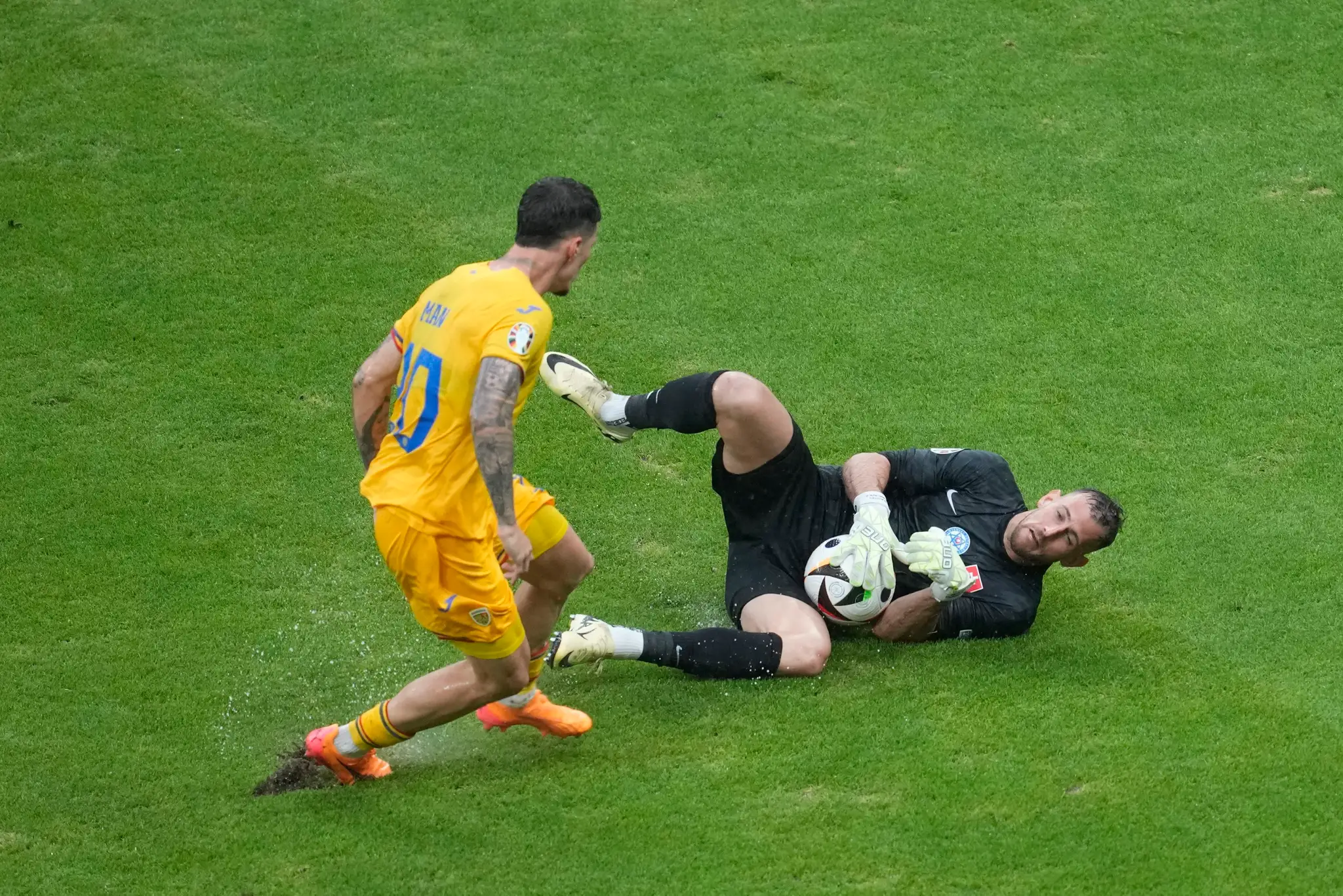 Martin Dúbravka chytá loptu proti Rumunsku na ME 2024.