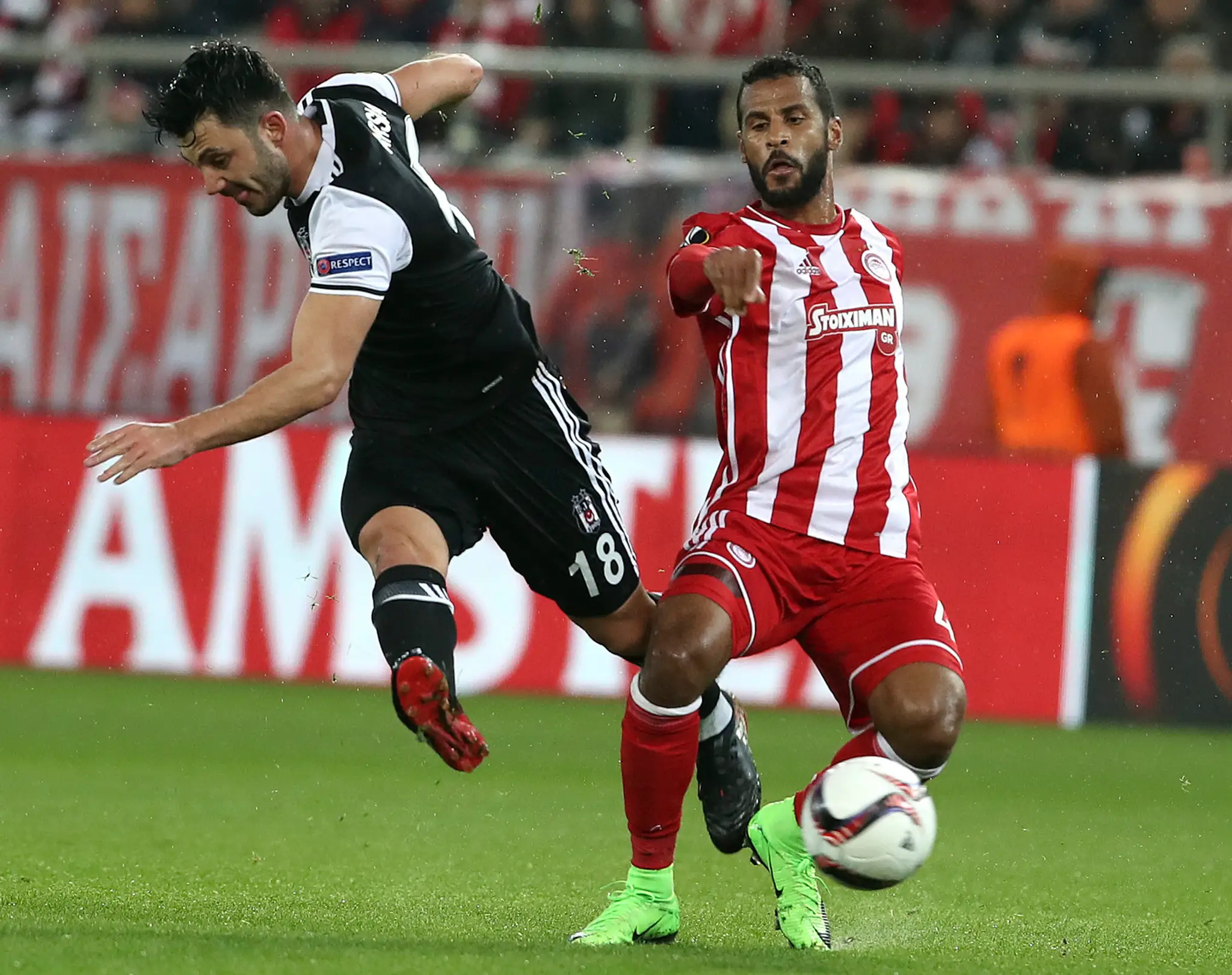 Tolgay Arslan (vľavo) z Besiktasu zápasí o loptu s Alaixysom Romaom z Olympiacosu v osemfinále EL.