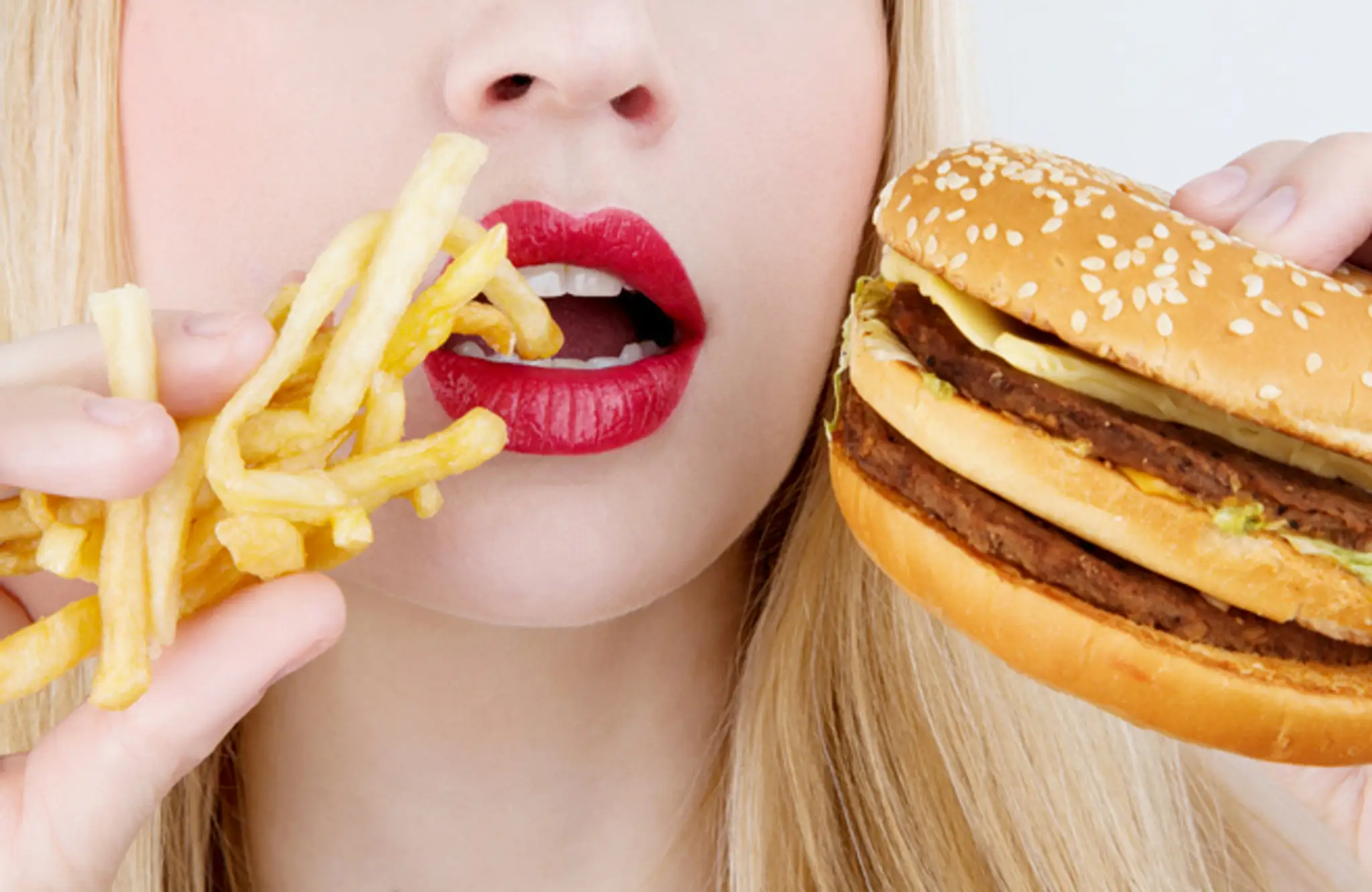 Čím bližšie je víkend, tým je naša chuť na poriadny šťavnatý burger s hranolkami a nápojom väčšia.