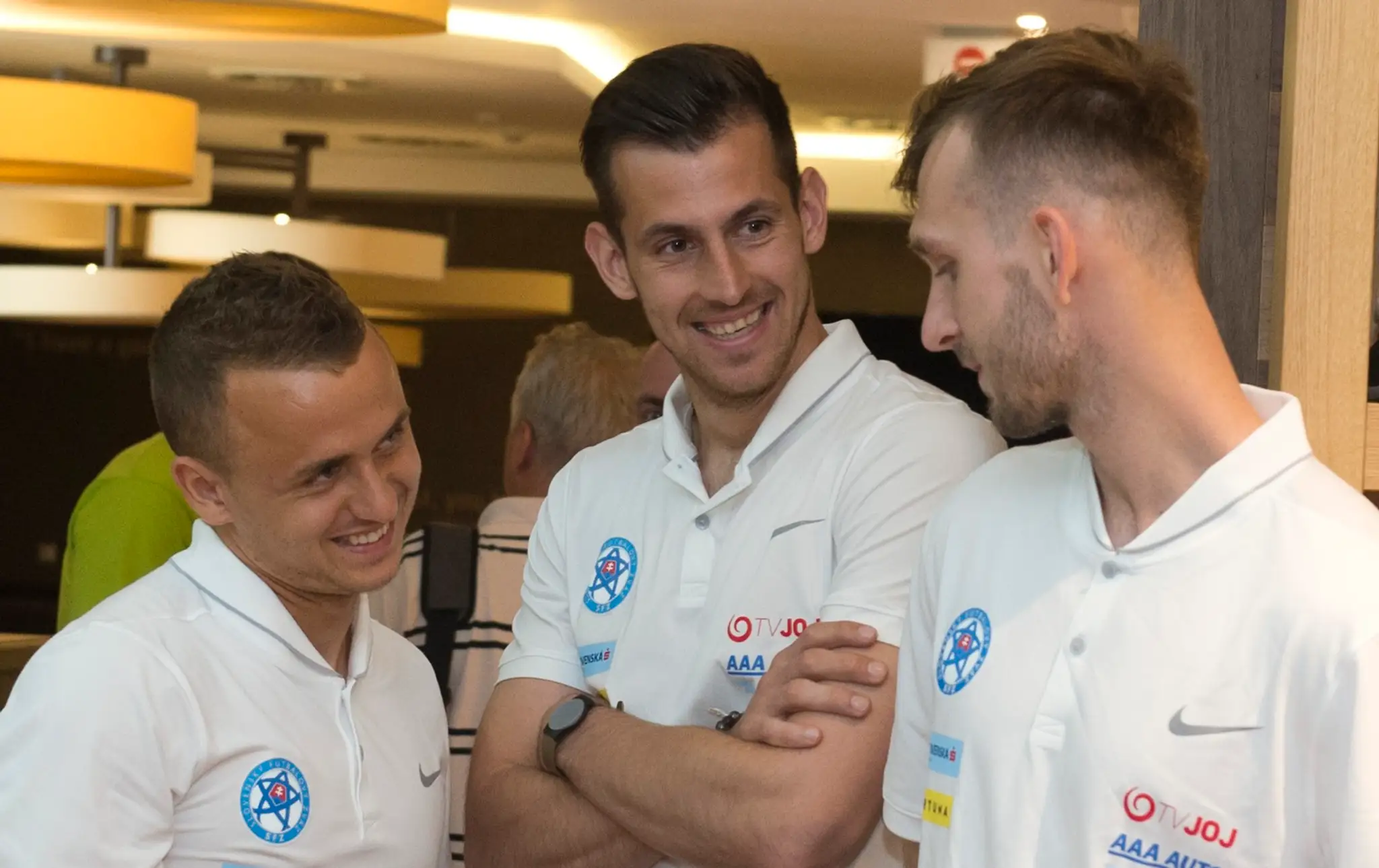 Futbaloví reprezentanti Stanislav Lobotka, Martin Dúbravka a Norbert Gyömbér po príchode na reprezentačný zraz.
