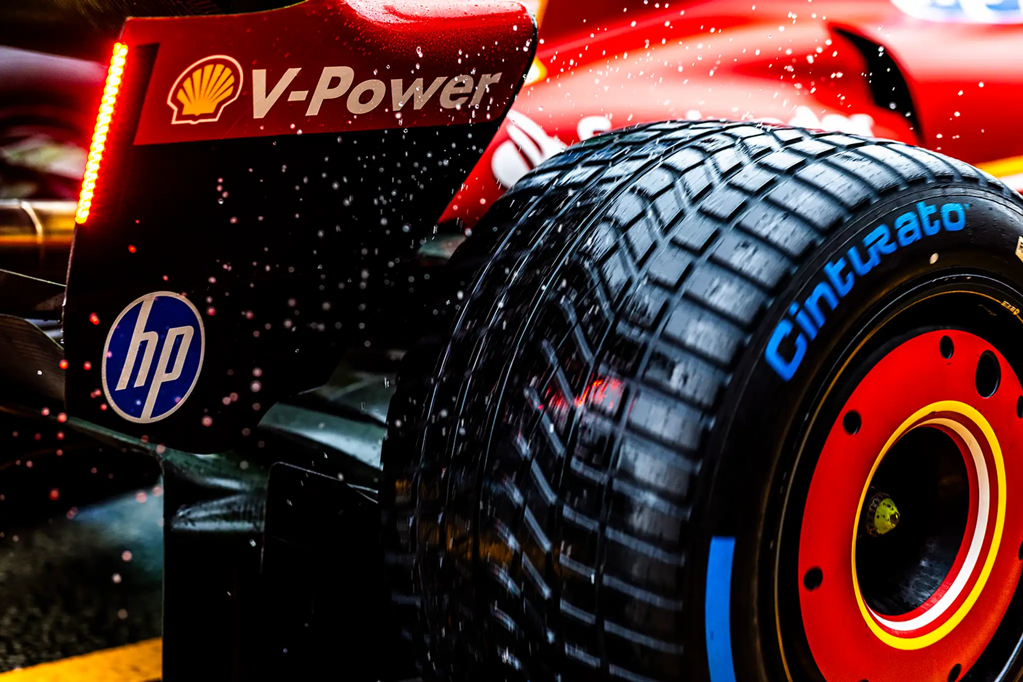Pneumatika z monopostu Ferrari.