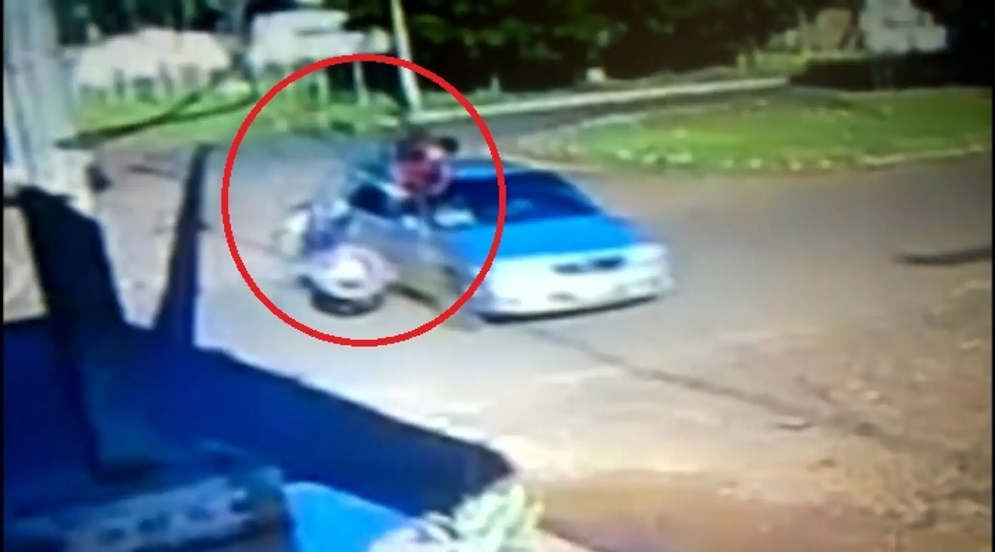 Motorkár prežil silný náraz do auta bez prilby