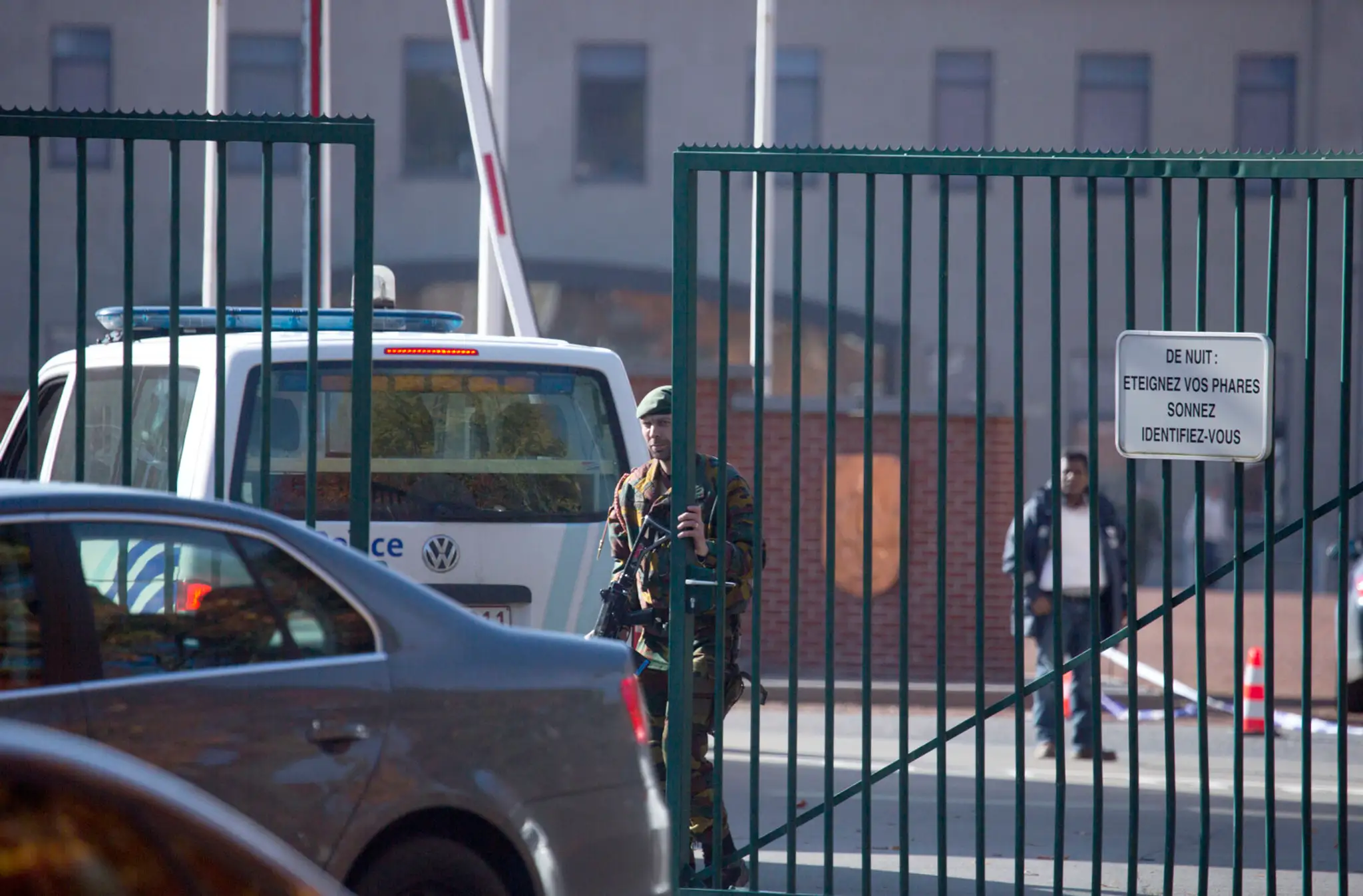 Polícia a vojenský personál v okolí kasární
