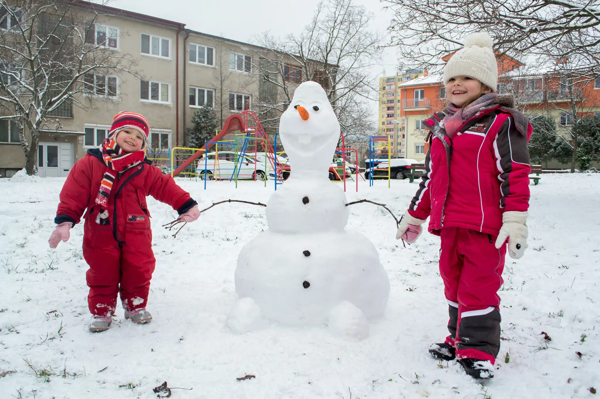 Sestry Rebeka (4) a Emka (2) postavili s ockom v Pezinku tohto krásneho snehuliaka. Volal sa Olaf. Žiaľ, už sa roztopil.