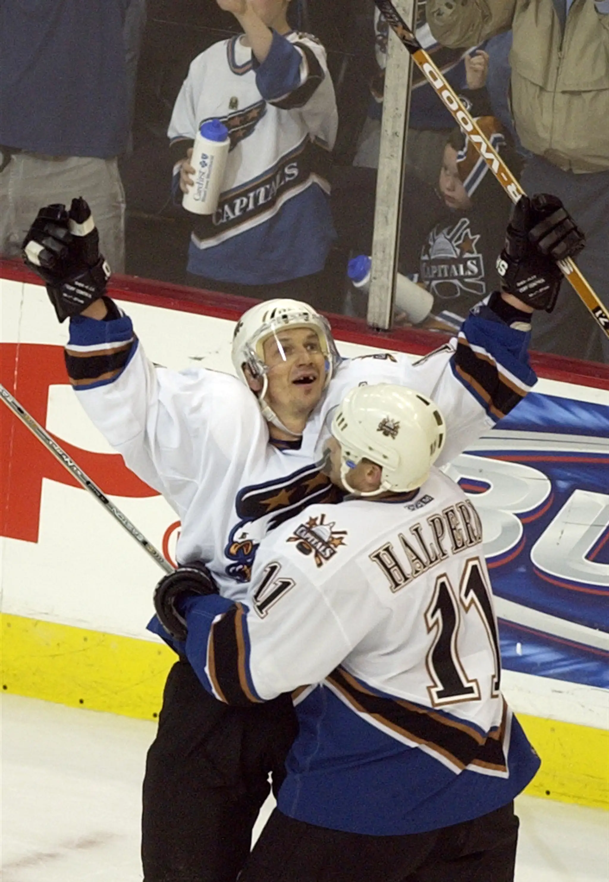 Peter Bondra oslavuje svoj druhý gól v stretnutí proti Pittsburghu Penguins (5.4.2003)