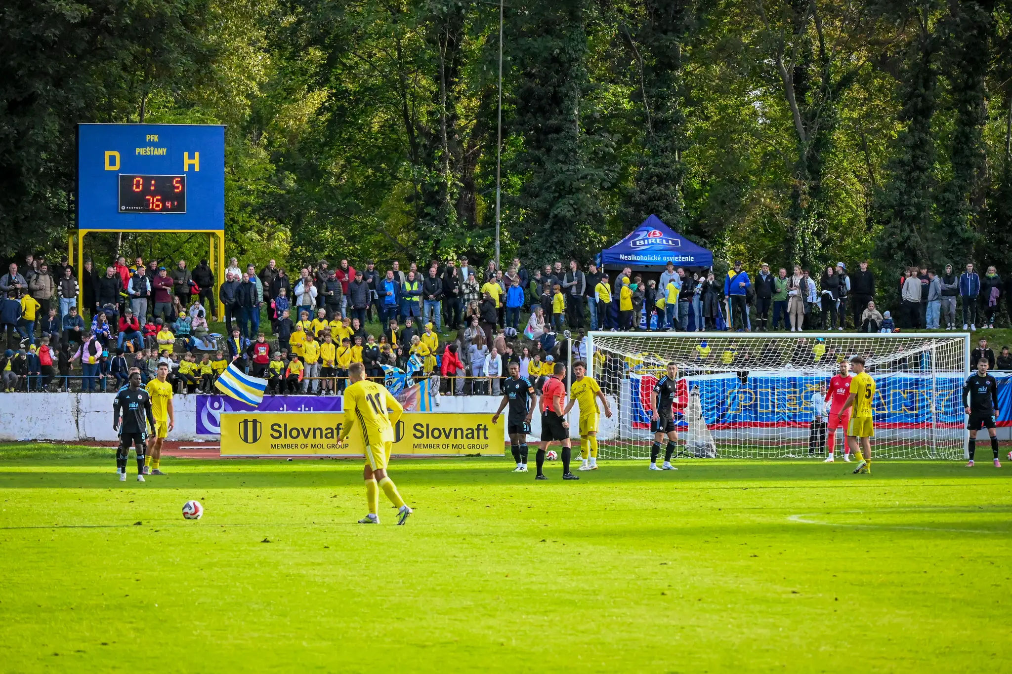 Domáci zahrávajú priamy kop