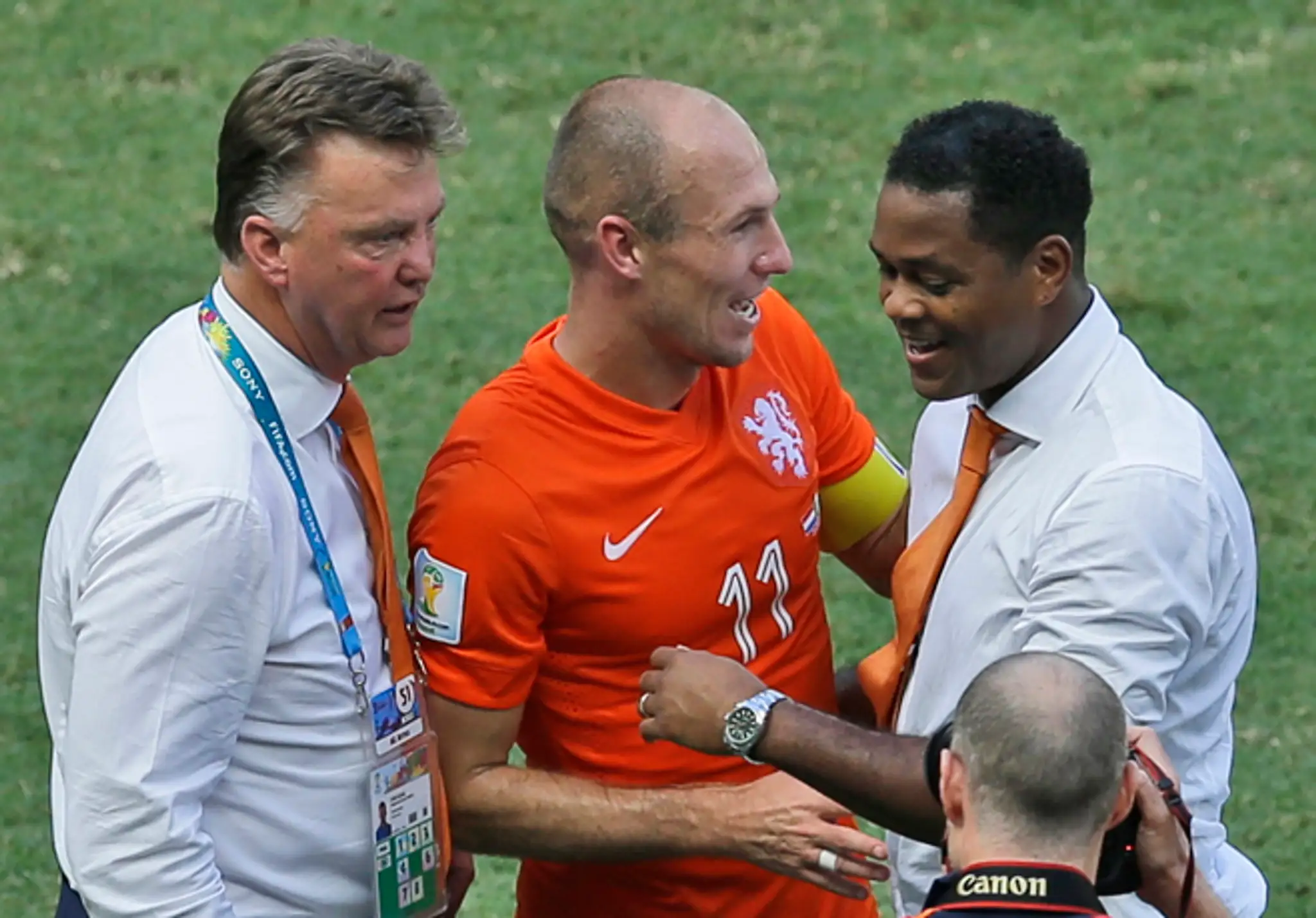 Holanďan Arjen Robben (uprostred), tréner Louis van Gaal (vľavo) a jeho asistent Patrick Kluivert .