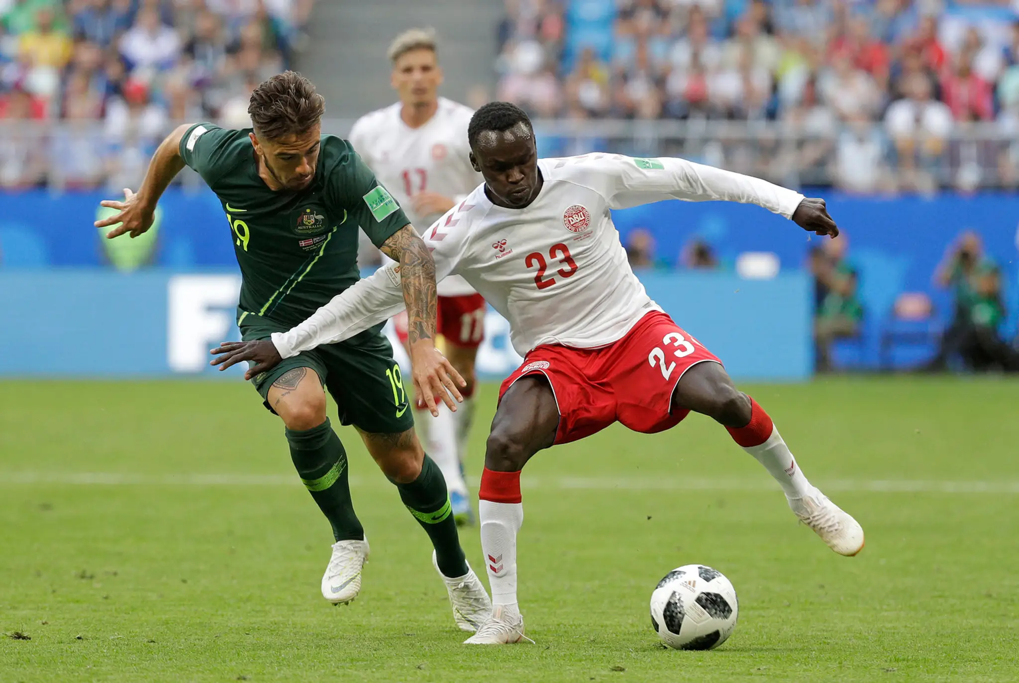 Dán Pione Sisto (vpravo) v súboji s Austrálčanom Joshuom Risdonom na MS 2018.