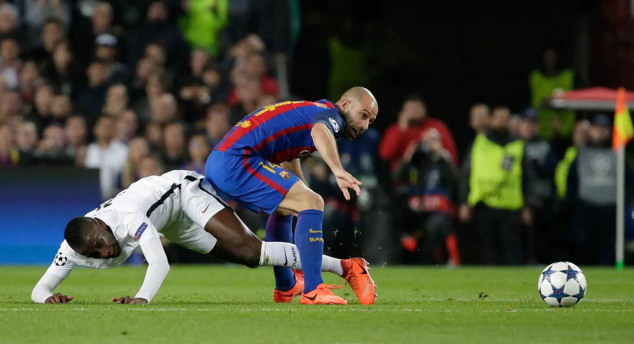 Blaise Matuidi (vľavo) zastavuje Javiera Mascherana z Barcelony v odvete osemfinále LM.