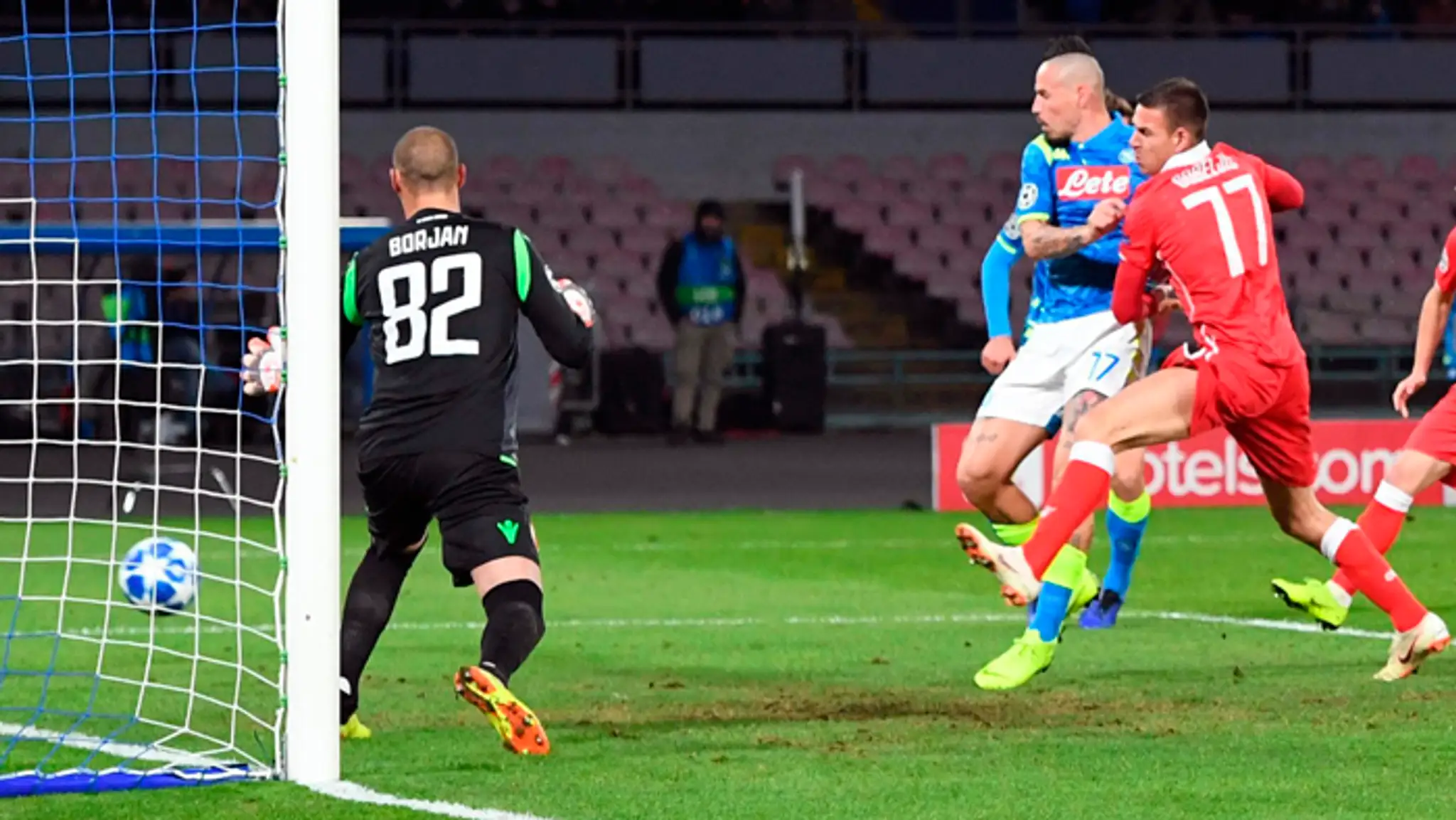 Marek Hamšík (SSC Neapol) skóruje do v skupinovej fáze LM do bránky belehradského klubu Crvena Zvezda.
