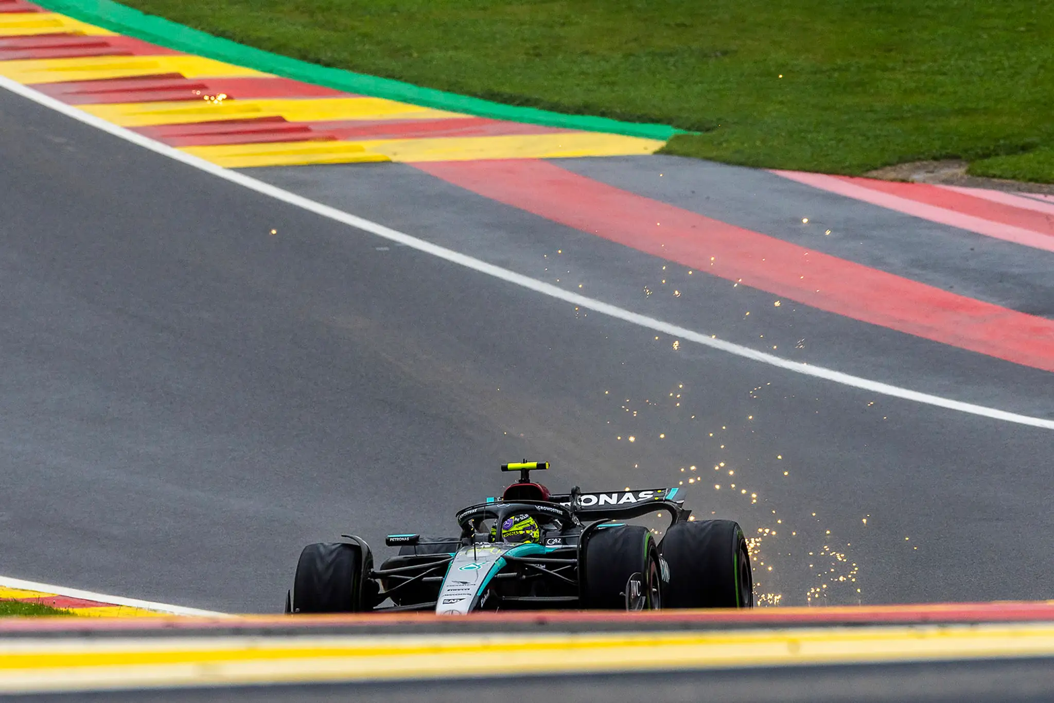Lewis Hamilton na trati v Belgicku.