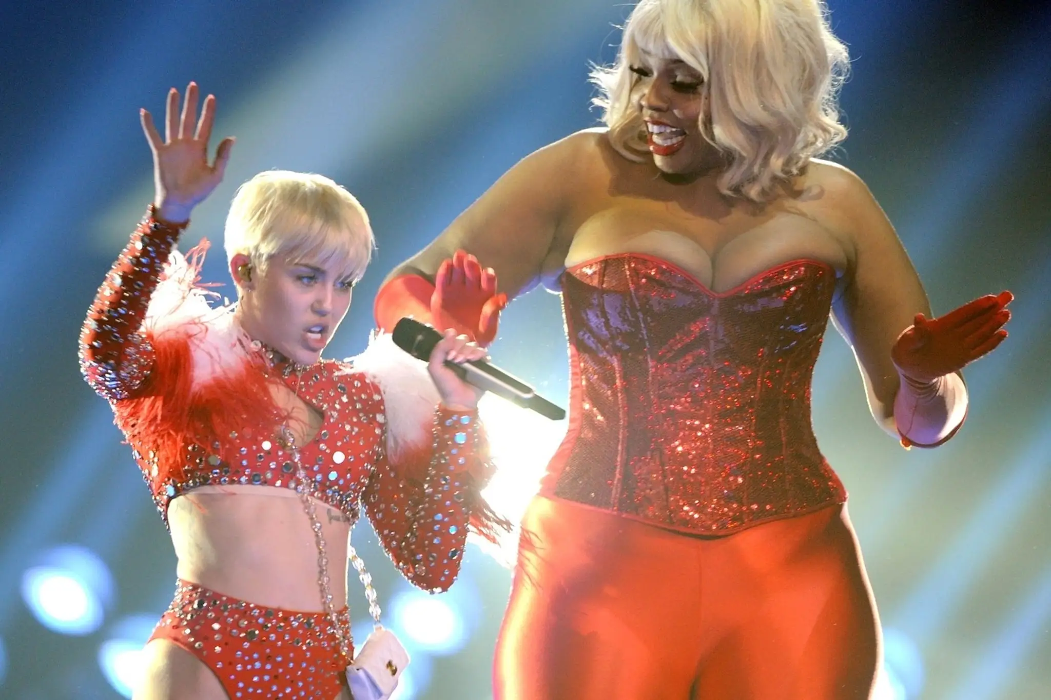 Miley Cyrus a Amazon Ashley