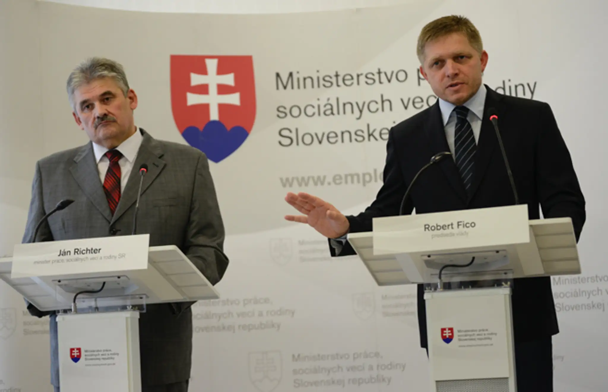 Minister práce Ján Richter a premiér Robert Fico.
