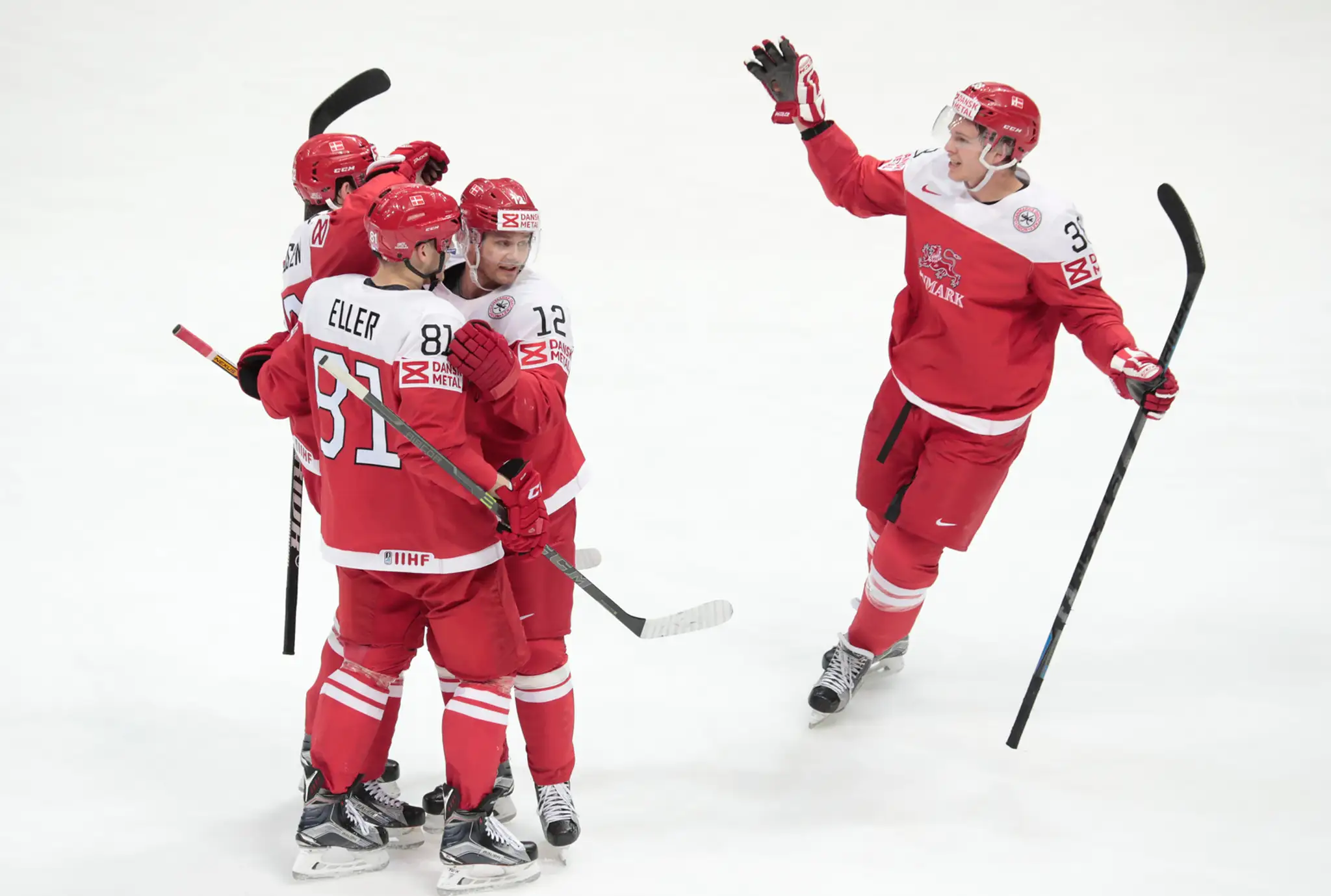 Dánski hráči oslavujú úvodný gól do bránky Kazachstanu v zápase A-skupiny Dánsko - Kazachstan na MS v Rusku.