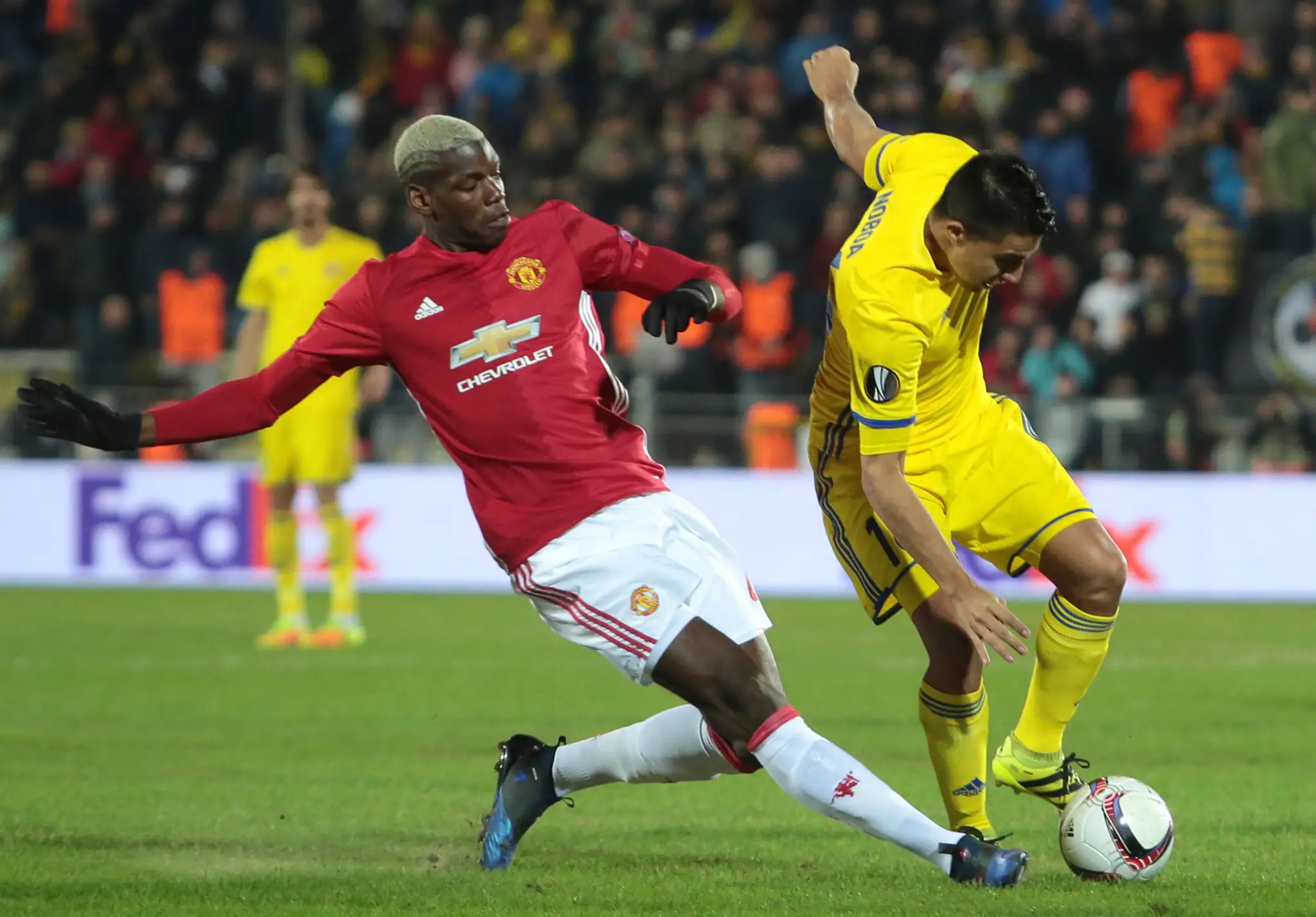 Paul Pogba (vľavo) z ManUtd atakuje v osemfinále EL Christiana Nobou z Rostova v osemfinále EL. 