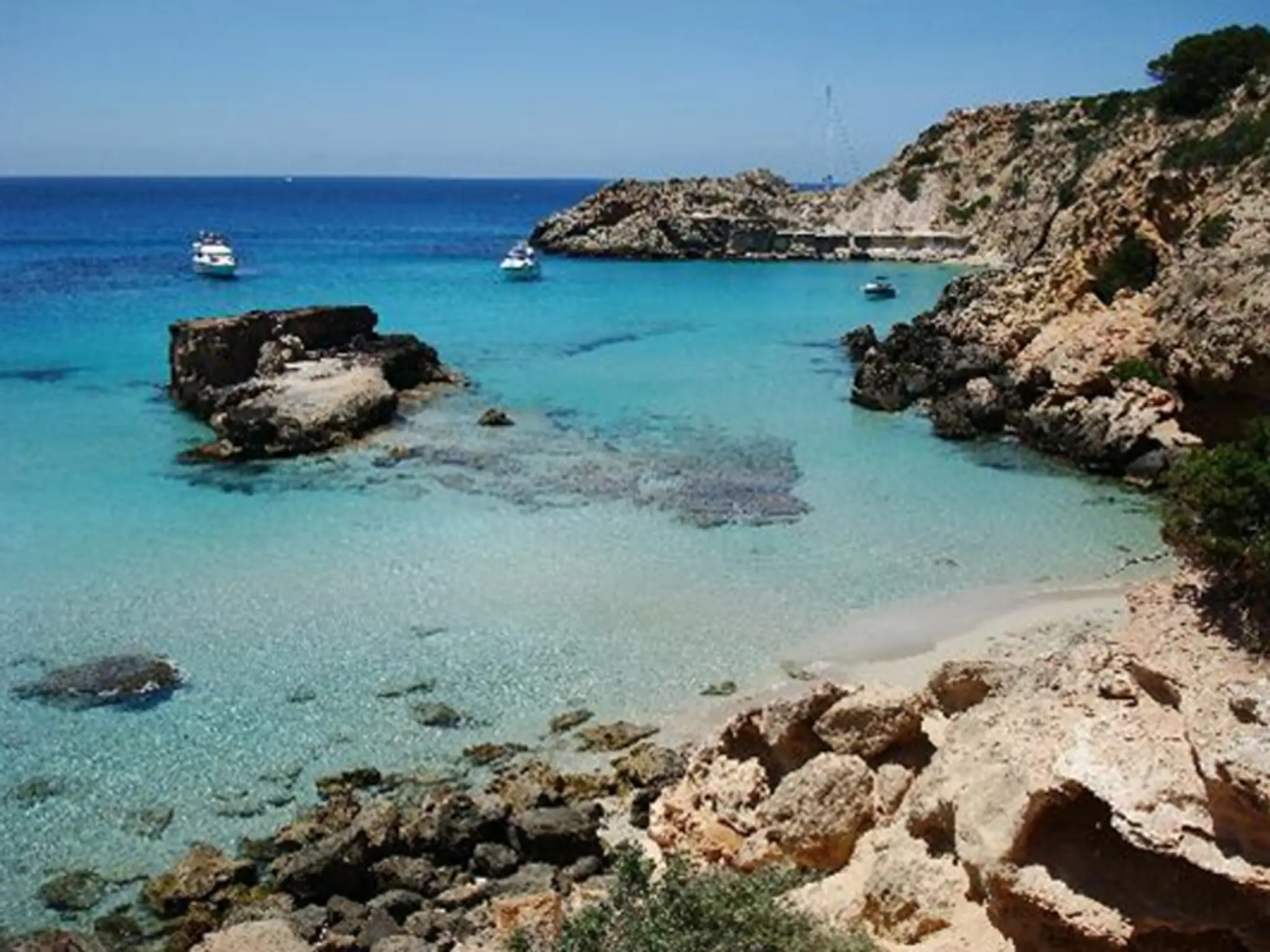 Pláž Cala Tarida na Ibize