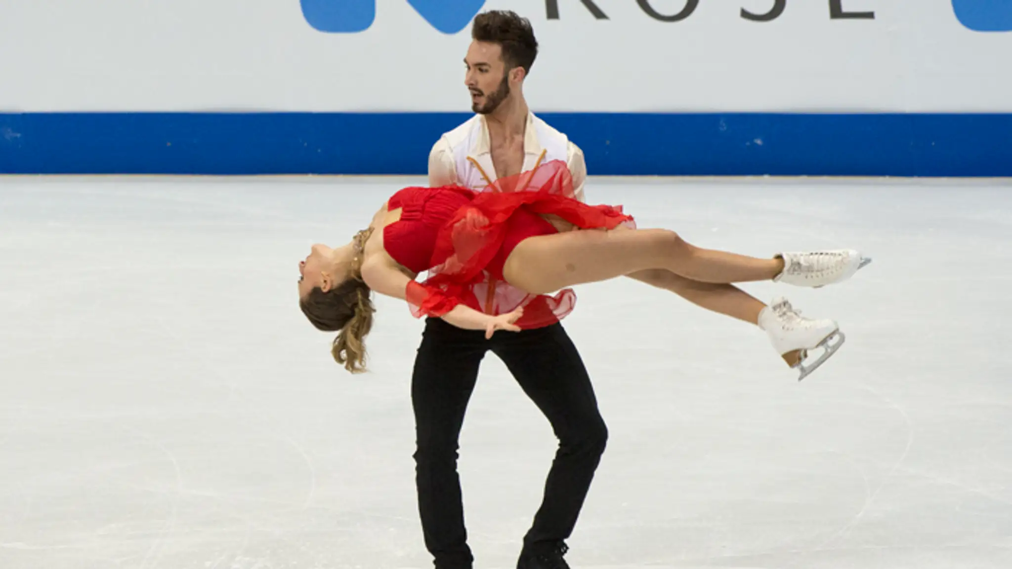 Francúzski reprezentanti v tancoch na ľade Gabriella Papadakisová a Guillaume Cizeron počas krátkeho programu tanečných párov na