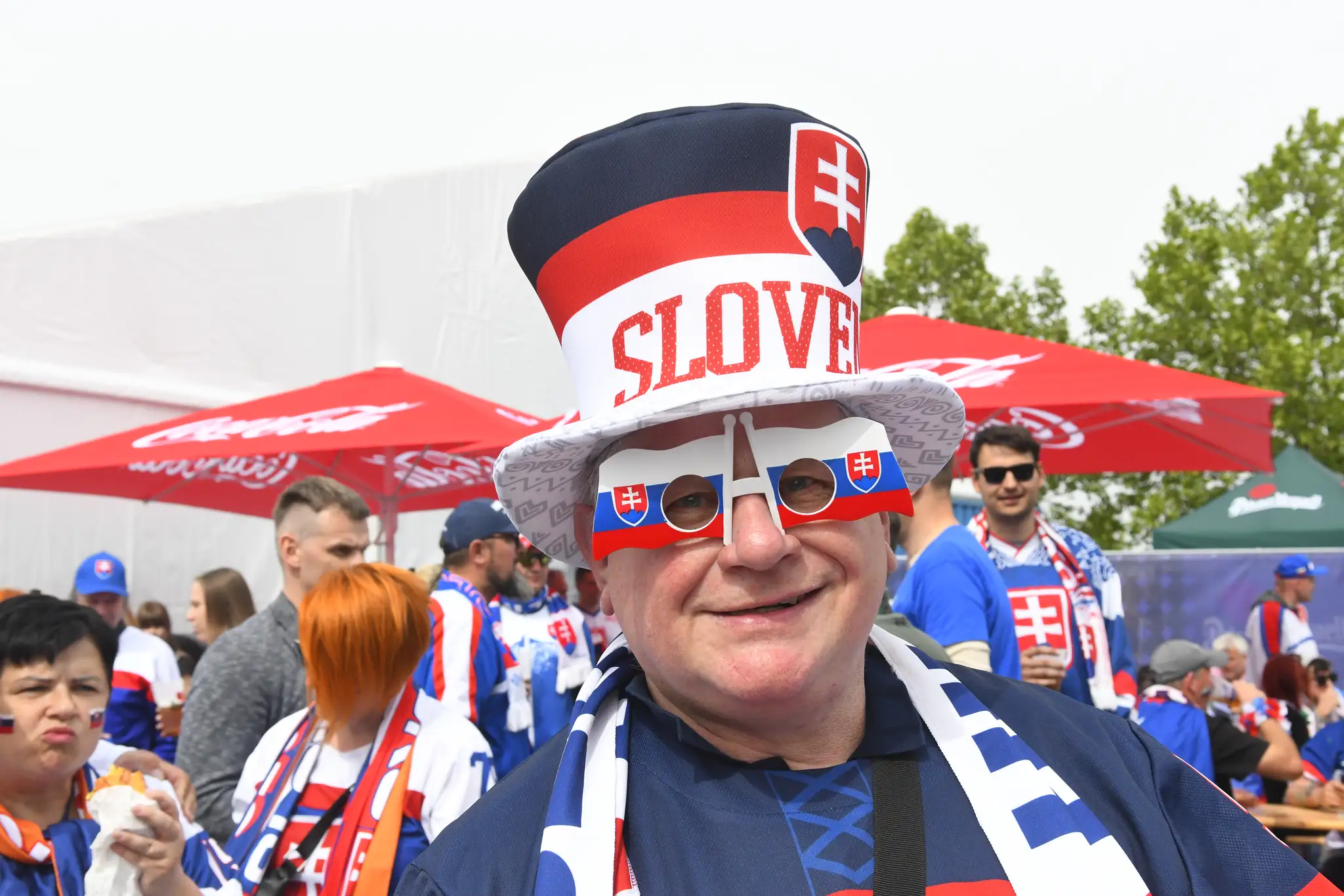 Na snímke slovenský hokejový fanúšik sa usmieva vo fanzóne pred zápasom základnej B-skupiny Slovensko - Nemecko