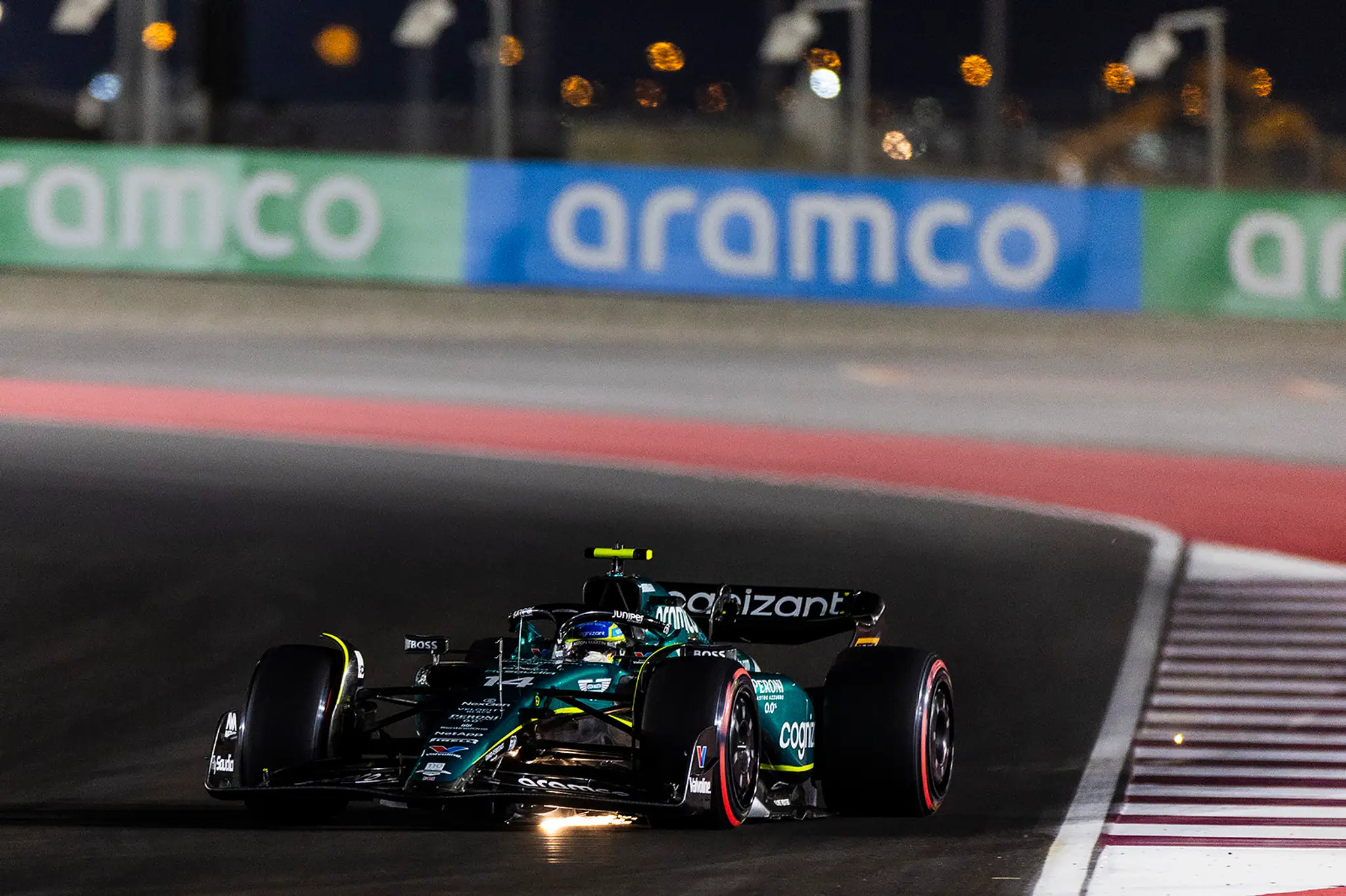 Španielsky pilot tímu Aston Martin Fernando Alonso na trati v Katare.