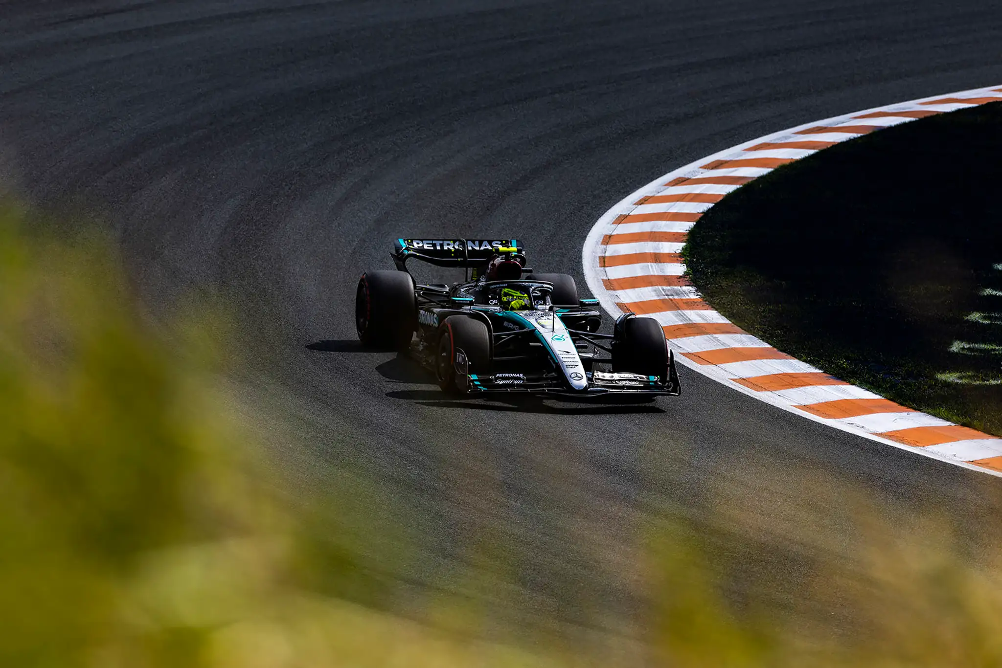 Lewis Hamilton na Mercedese na trati v Holandsku.