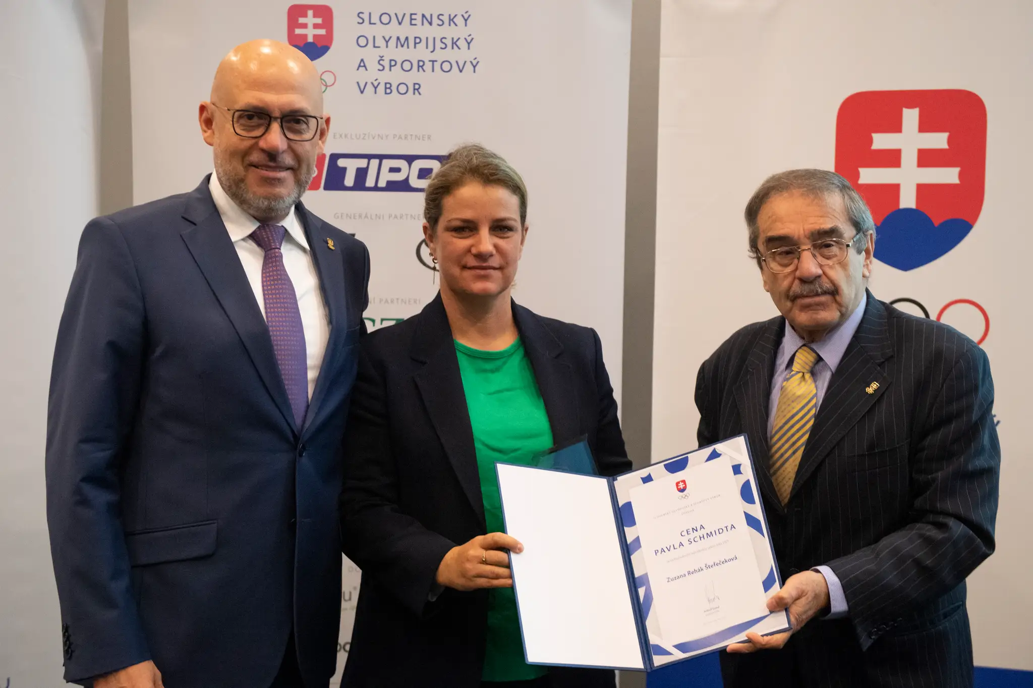 Uprostred slovenská športová strelkyňa Zuzana Rehák Štefečeková preberá ocenenie Pavla Schmidta od prezidenta SOŠV Antona Siekela (vľavo) a predsedu ZOK SR Vladimíra Millera.