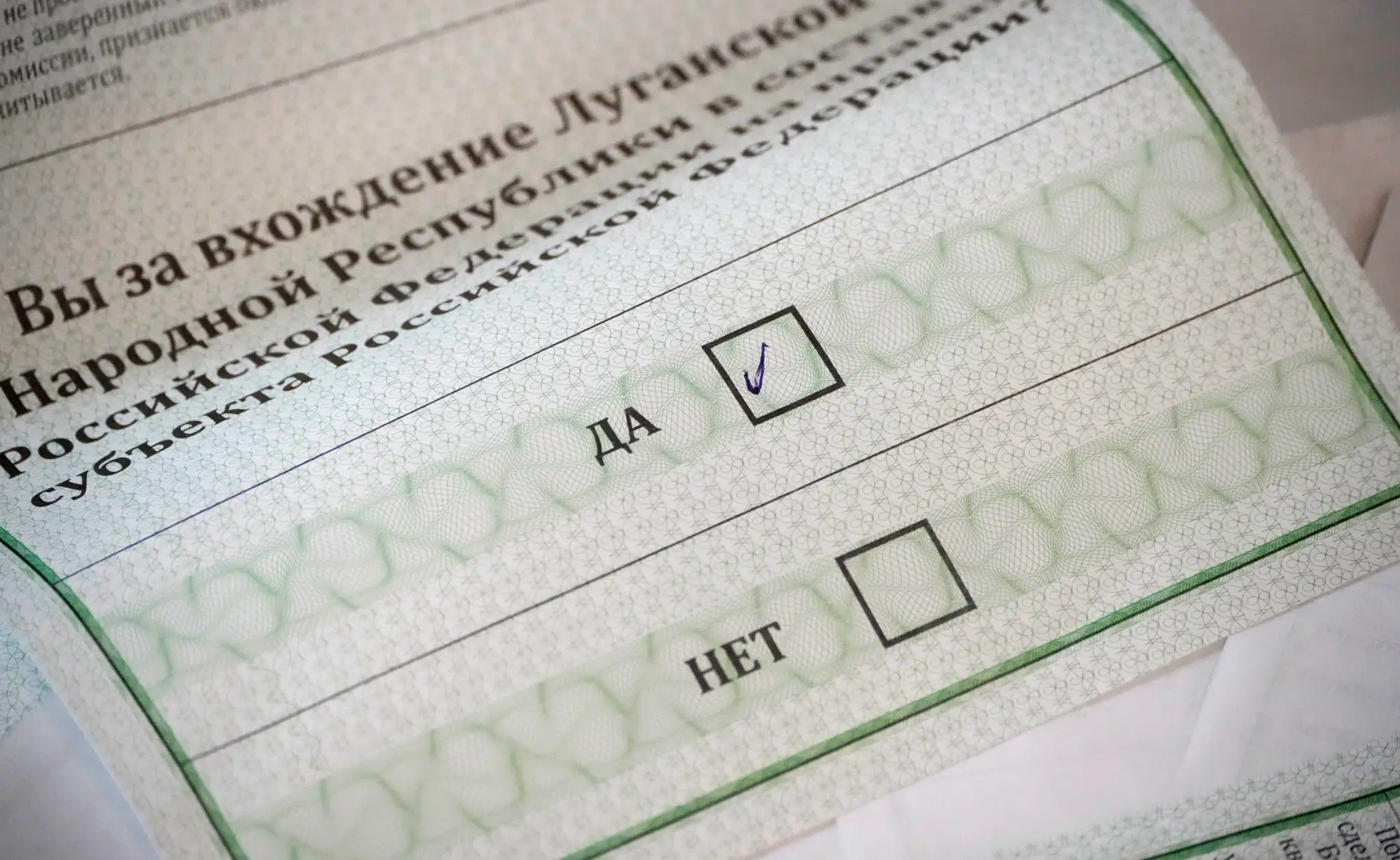 Na snímke hlasovací lístok počas referenda o pripojení samozvanej Luhanskej republiky k Rusku vo volebnej miestnosti 27. septembra 2022 v Luhansku
