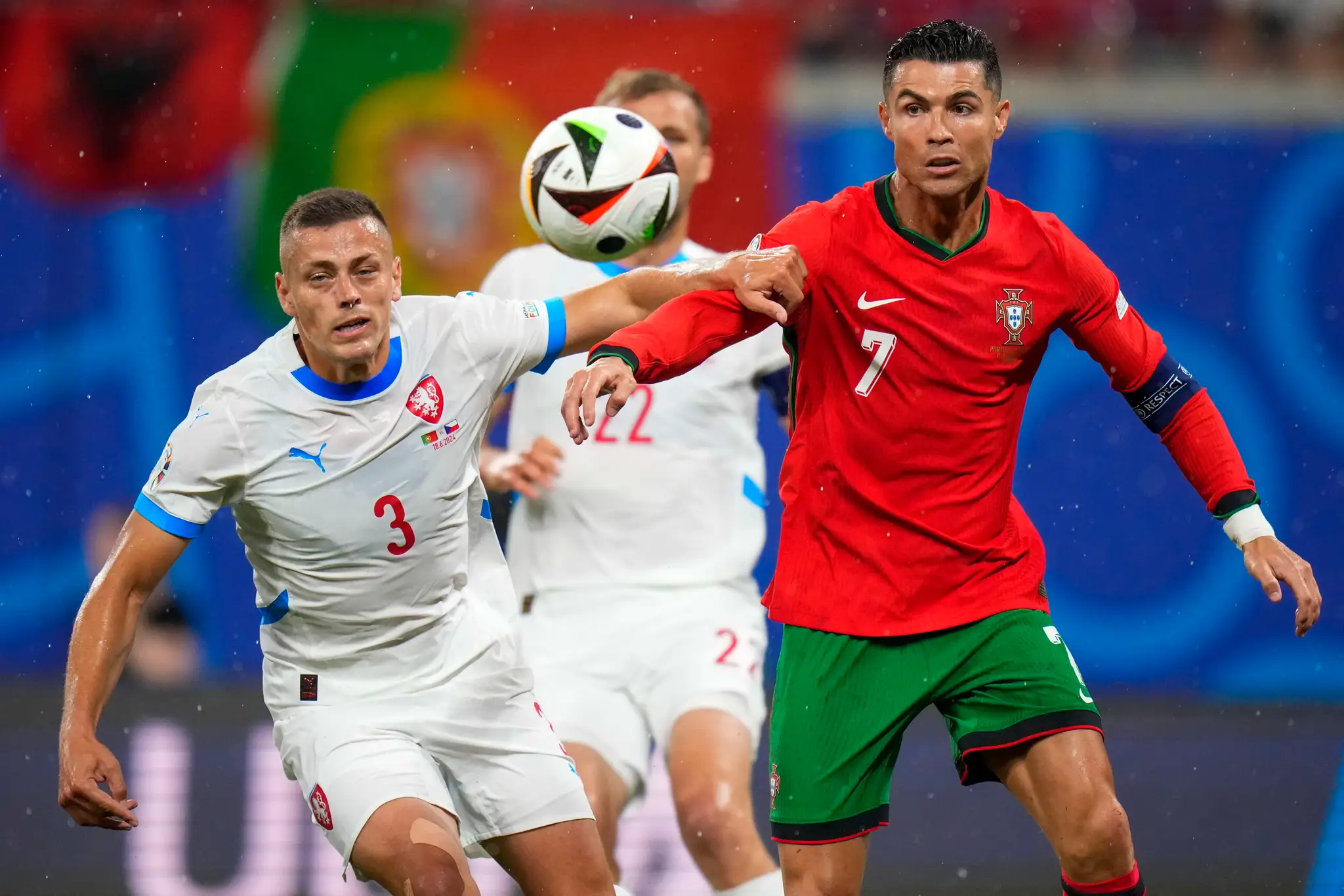 Portugalský hráč Cristiano Ronaldo(vpravo) v súboji s Čechom Tomášom Holešom.