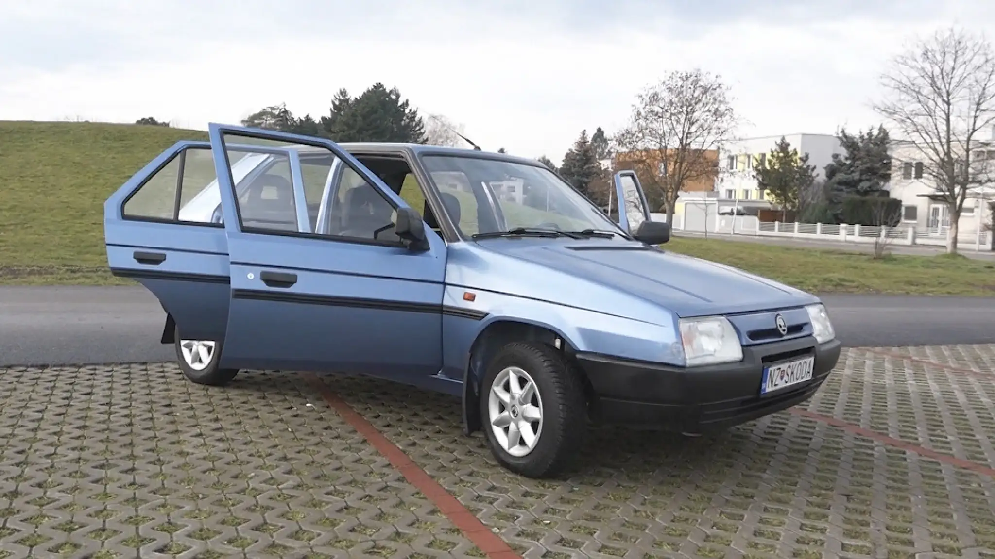 19_Auta_1993_VYROCIE[1]