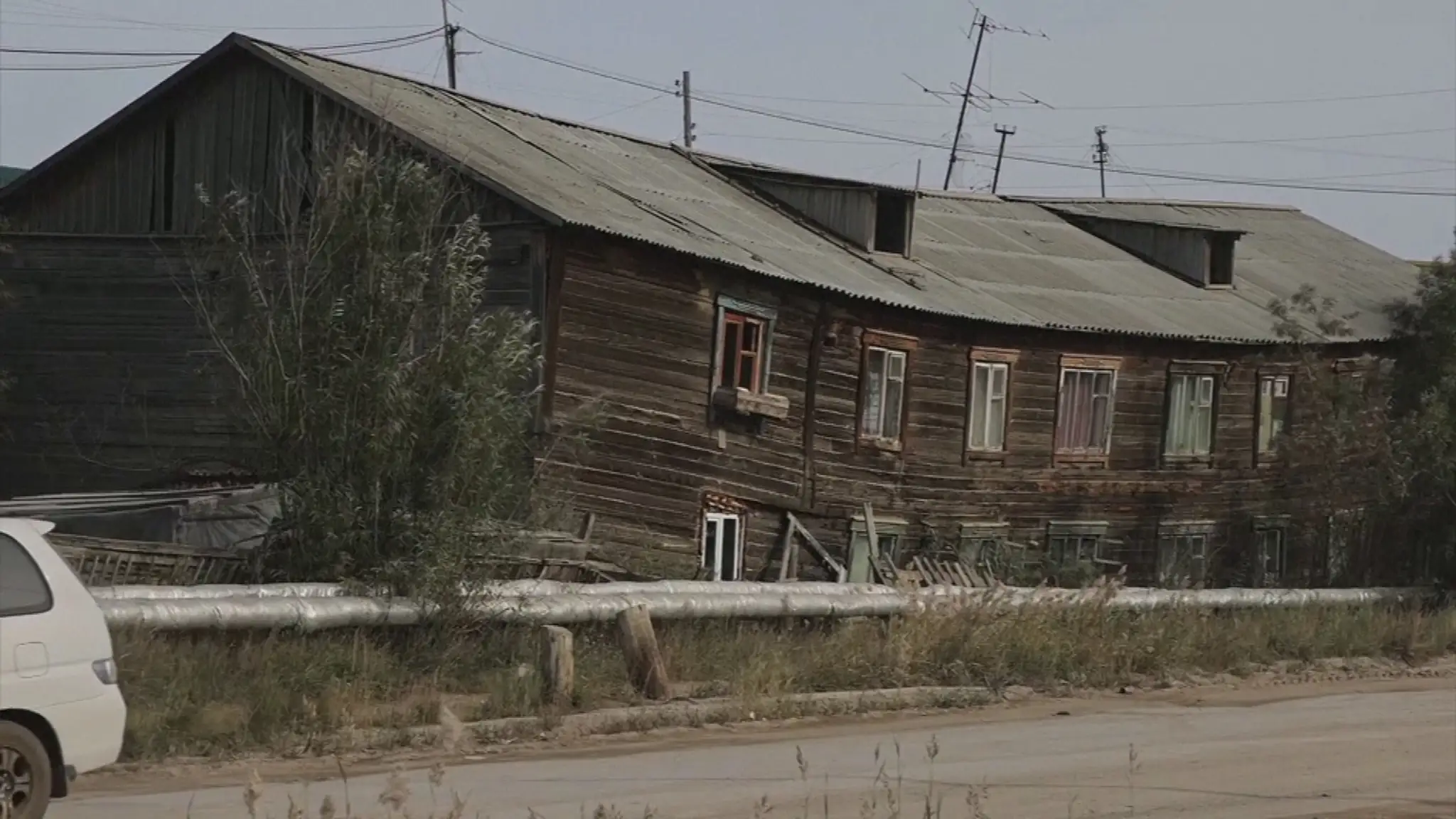 Domy na Sibíri sa pre roztápajúci permafrost deformujú