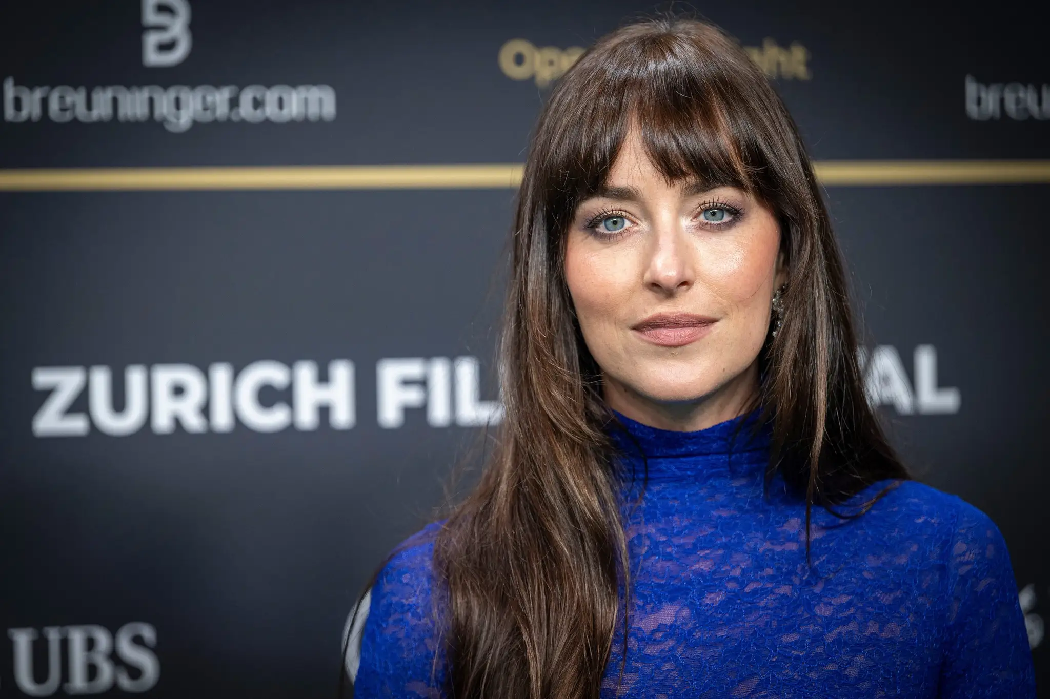 Dakota Johnson pokračuje v trende „nahých“ šiat.