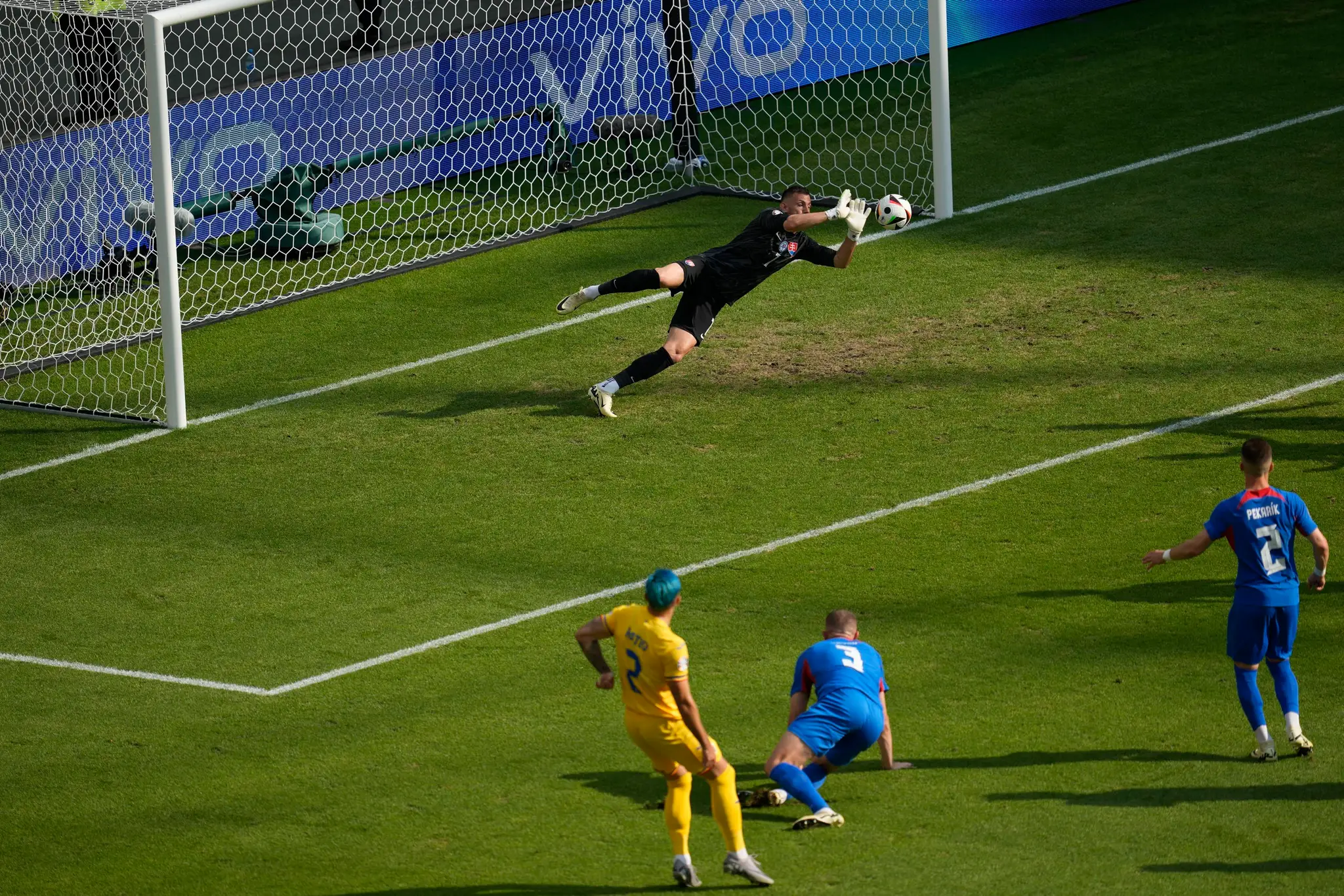 Martin Dúbravka likviduje pokus Rumuna Andreia Ratiua v zápase na ME 2024.