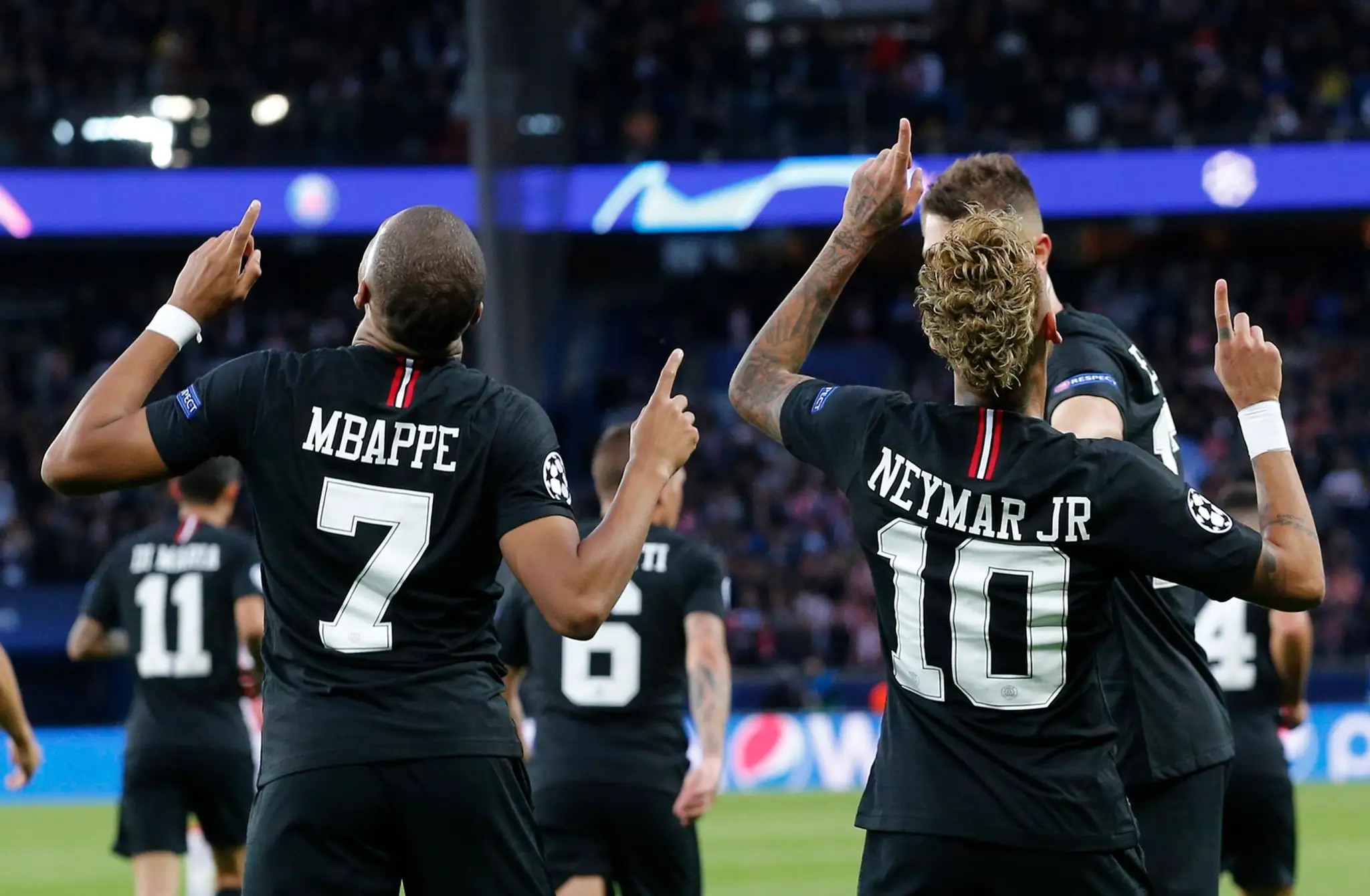 Dvojica z PSG Neymar (vpravo) a Kylian Mbappé sa raduje v dueli LM proti Crvenej zvezde.