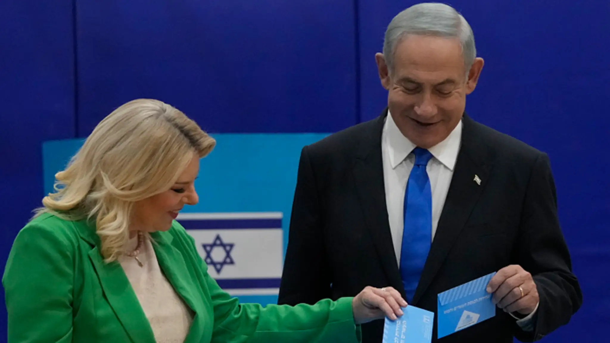Predseda strany Likud (Jednota) a izraelský expremiér Benjamin Netanjahu s manželkou.