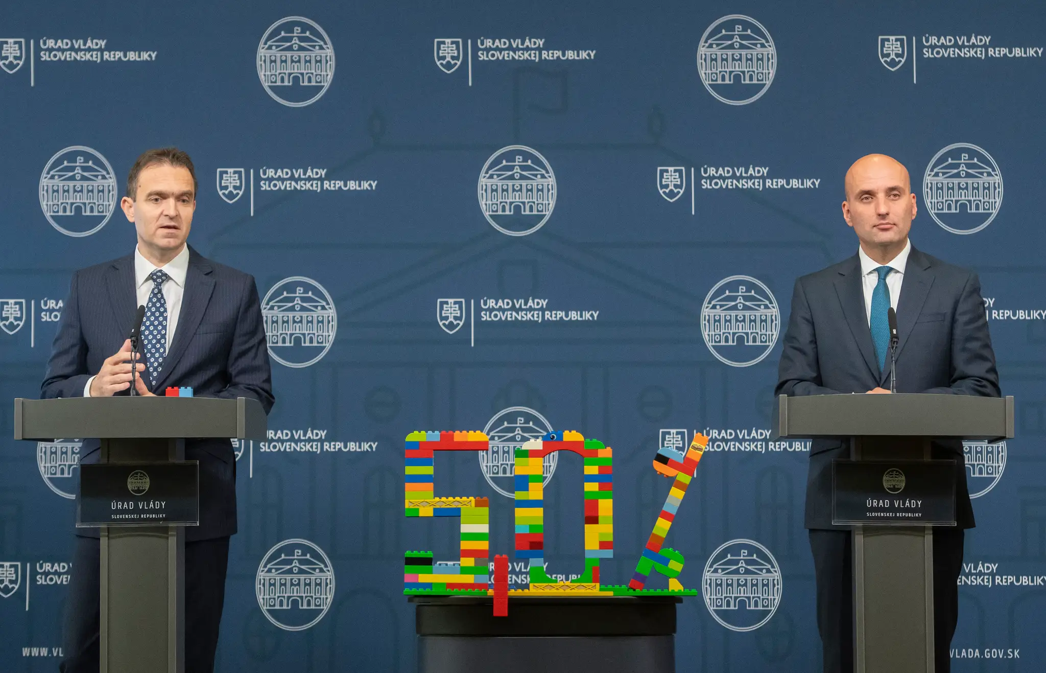 Predseda vlády Ľudovít Ódor a minister financií Michal Horváth