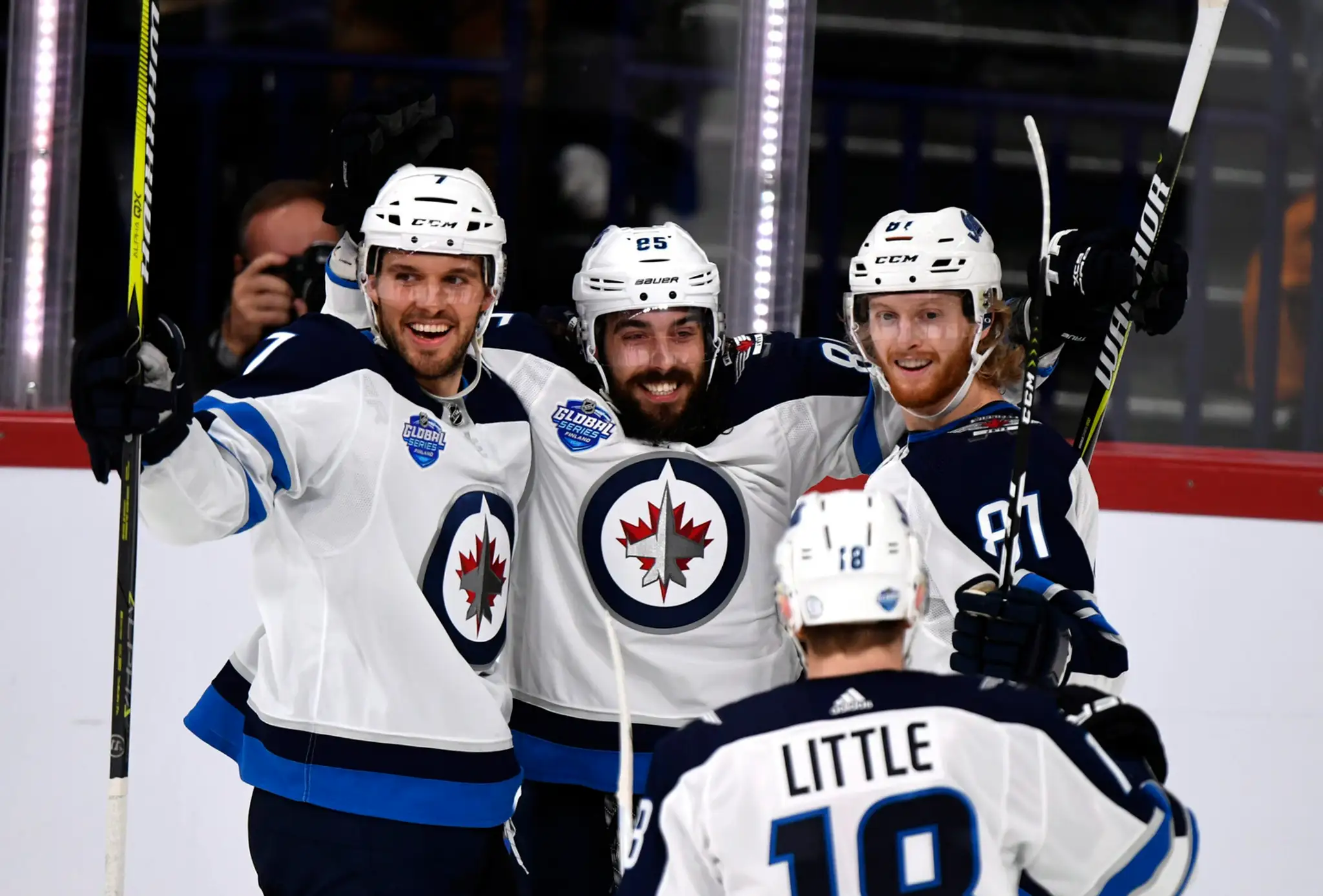 Mathieu Perreault (v strede) oslavuje so spoluhráčmi z Winnipegu, vľavo Benom Chiarotom a vpravo Kylem Connerom gól proti Florid
