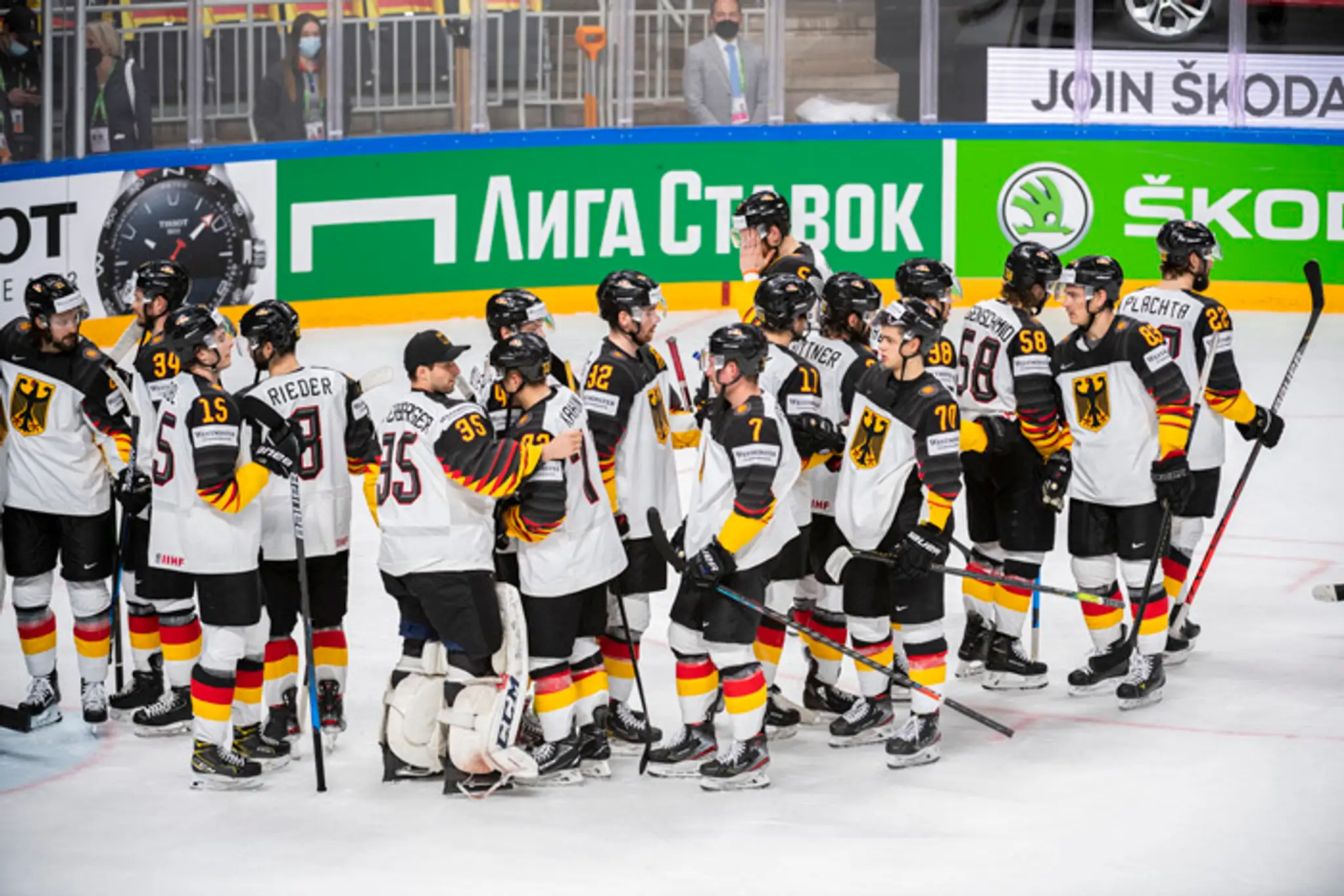 Nemeckí hokejisti po prehre s USA o 3. miesto na MS 2021 v Rige.