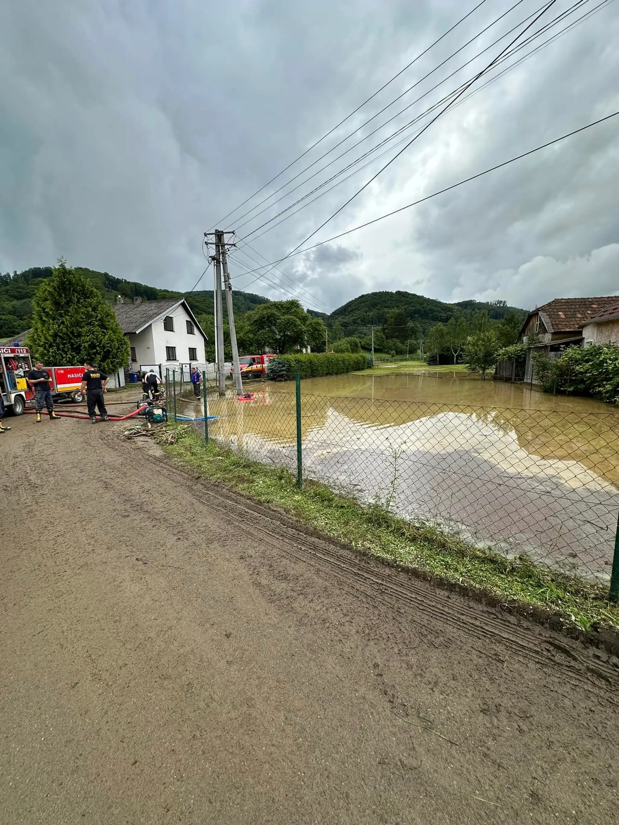 V obciach Ulič, Ubľa, Dúbrava a Michajlov zaplavilo domy i studne.
