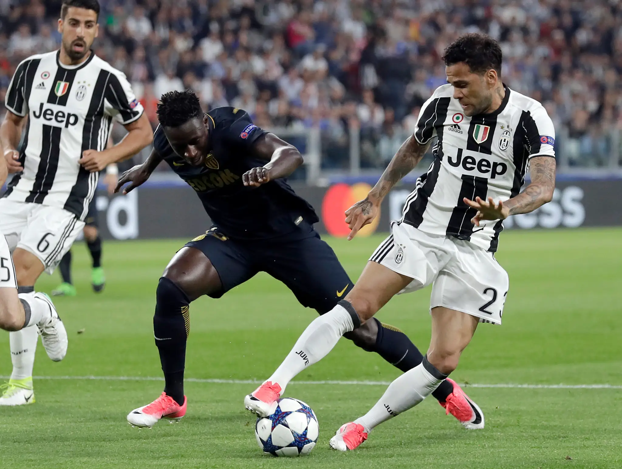 Sami Khedira (v strede) z Juventusu opúšťa ihrisko v odvete semifinále LM proti Monacu. 