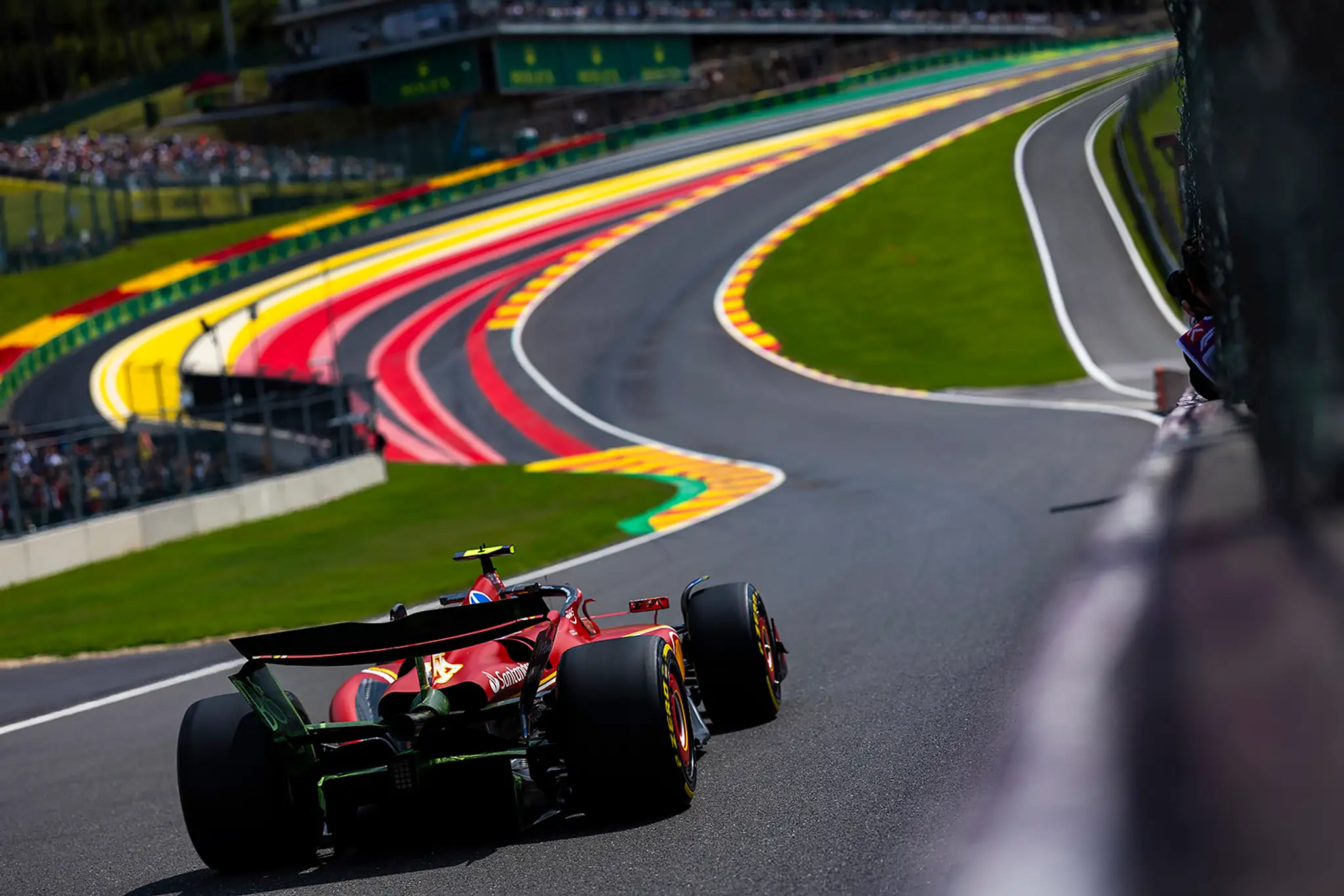 Carlos Sainz na okruhu v Belgicku.