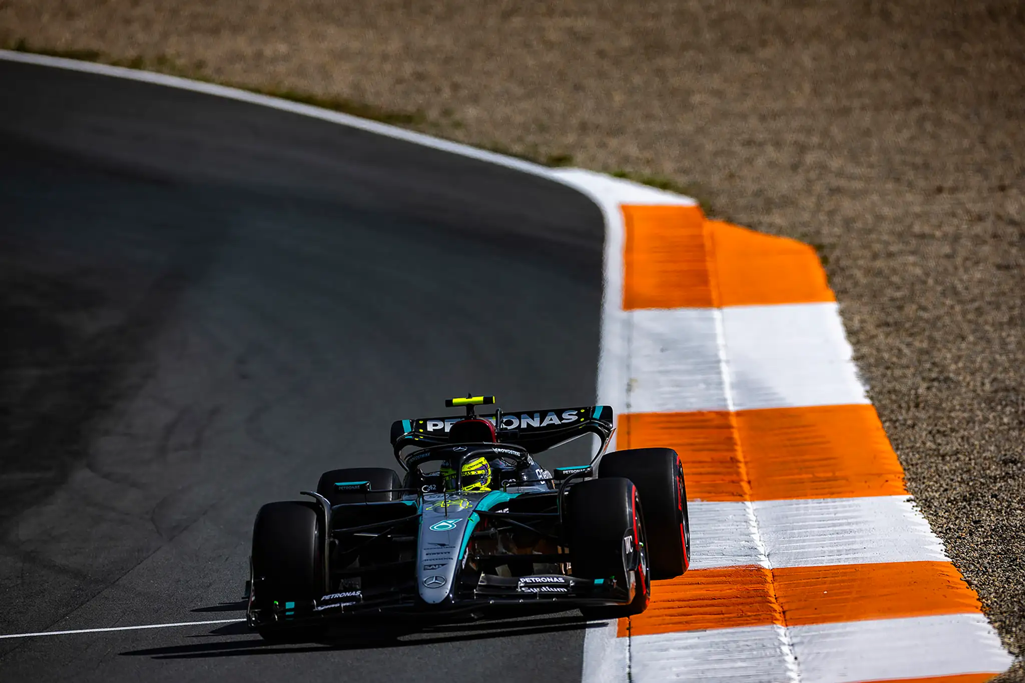 Britský pilot Mercedesu Lewis Hamilton.