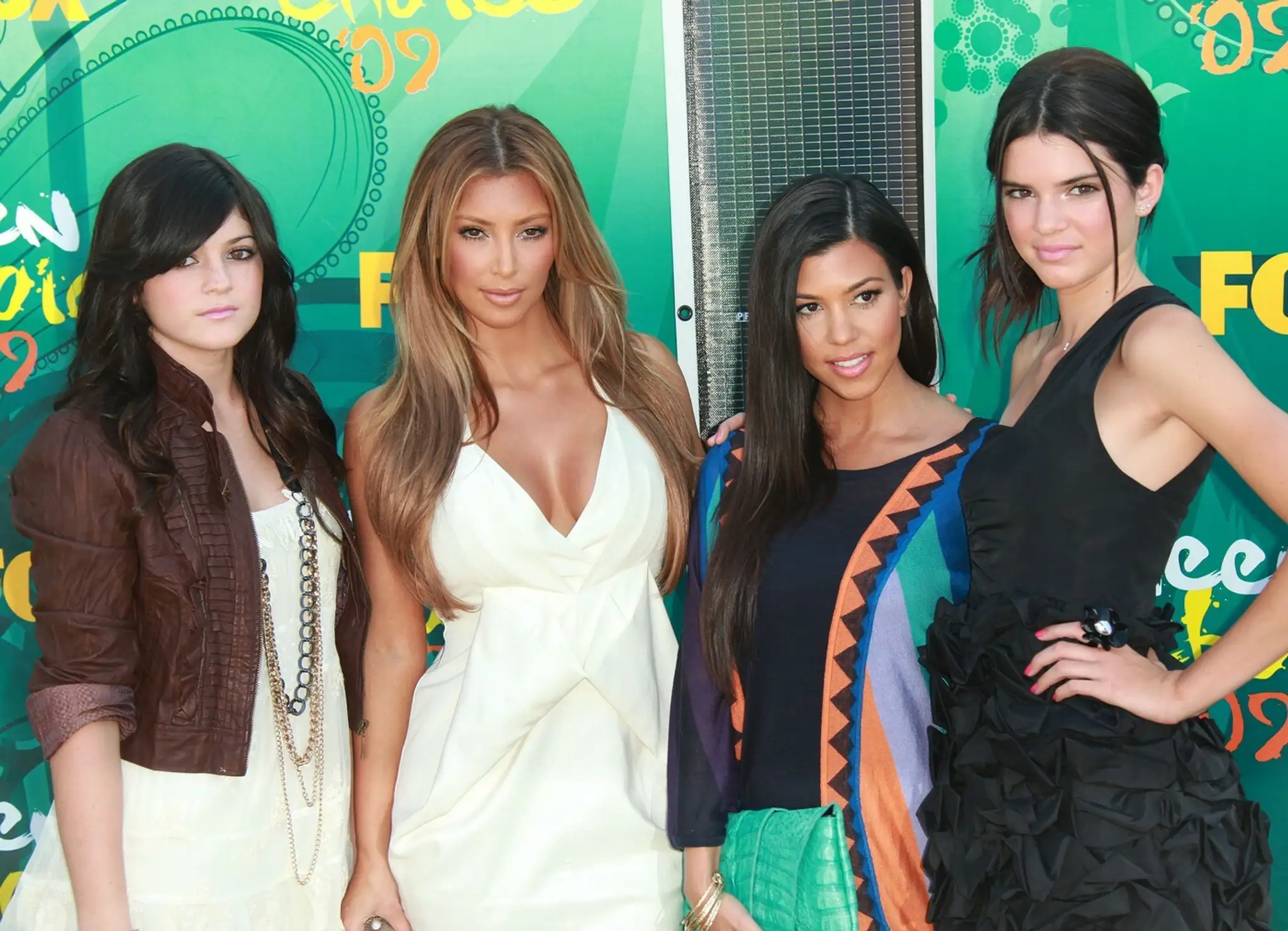 Kendall a Kylie Jenner v roku 2009 spolu so sestrami Kim a Kourtney Kardashian.