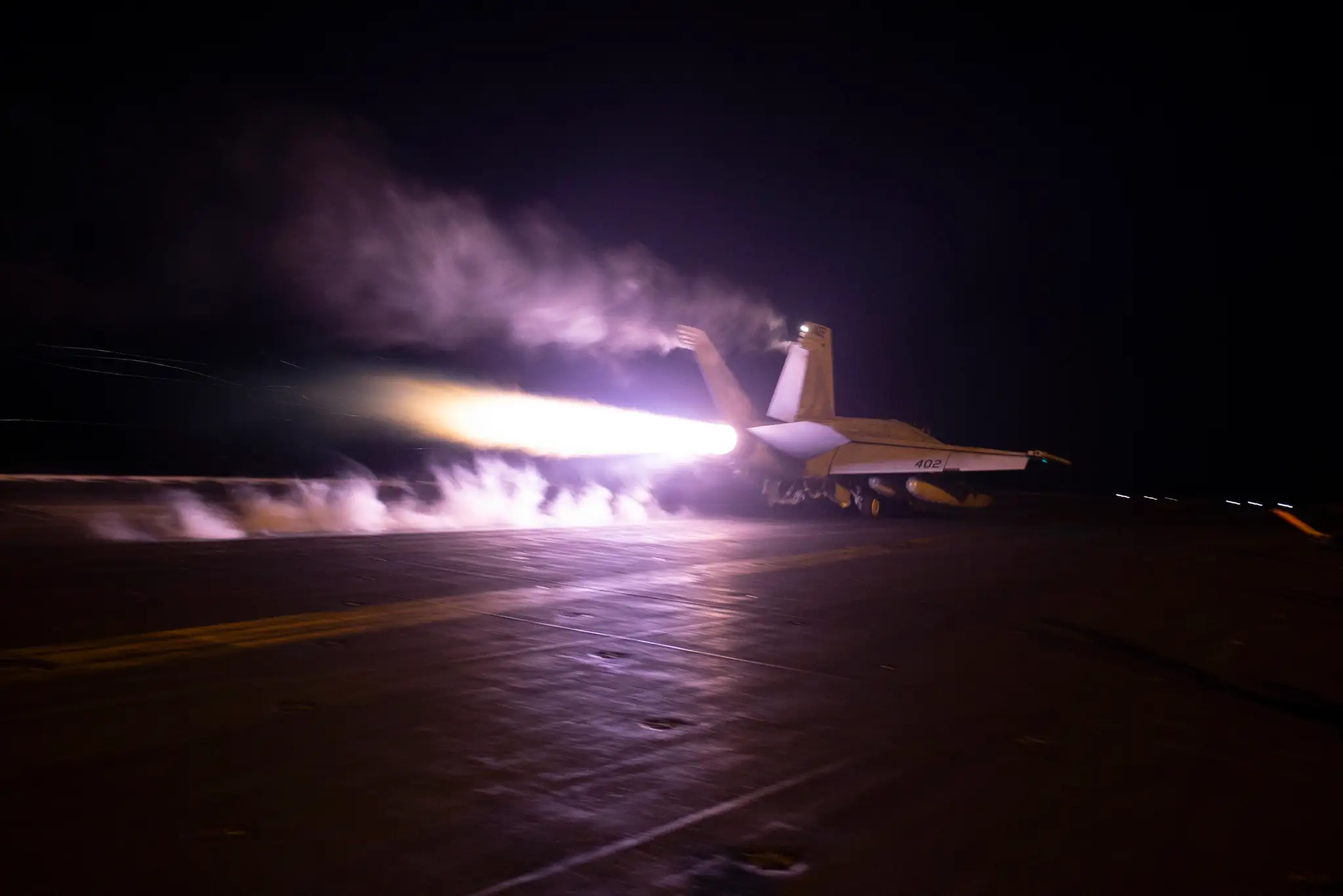 Lietadlo štartujúce z lode USS Dwight D. Eisenhower počas letových operácií v Červenom mori.