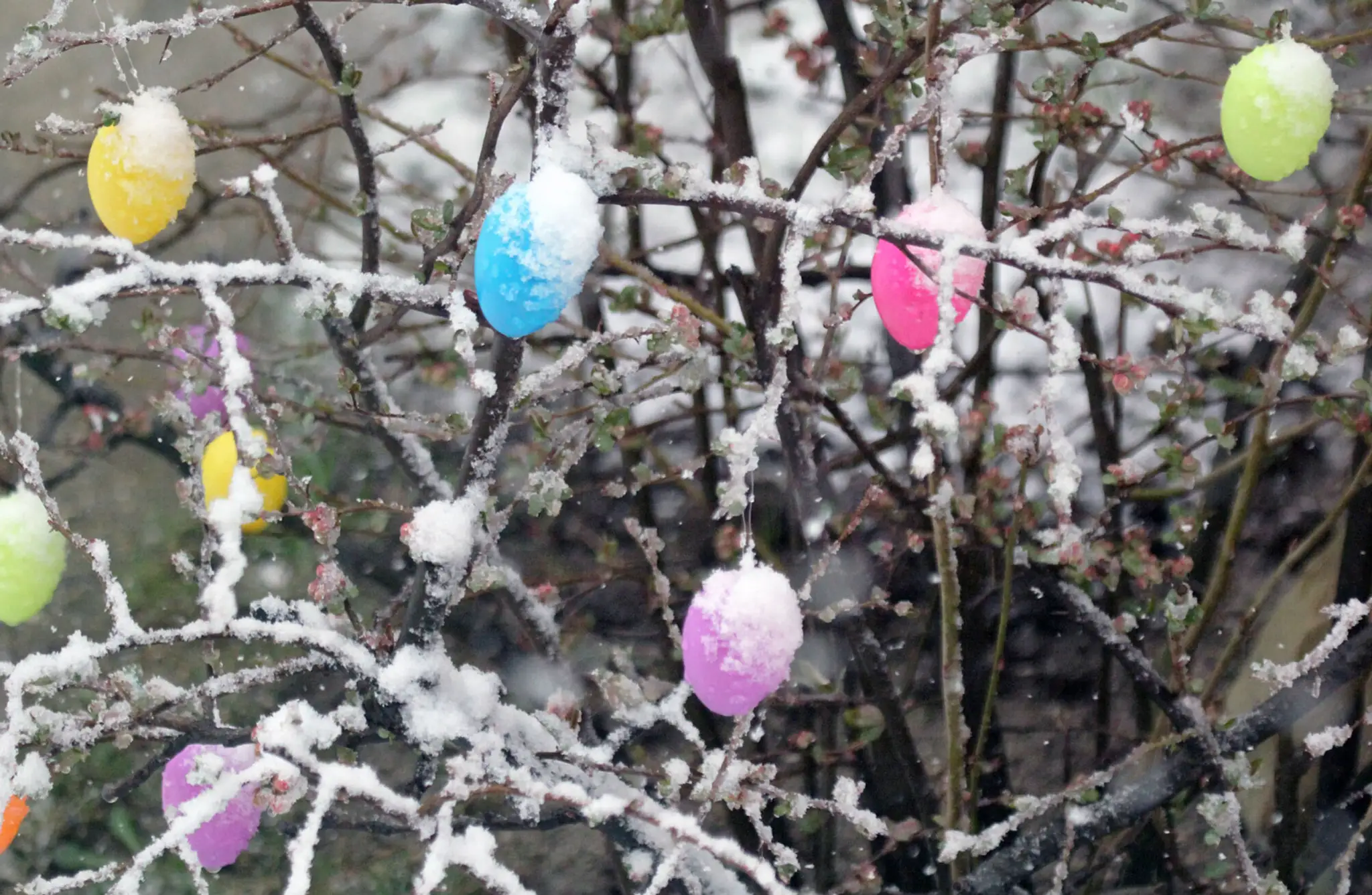 Zasnežená veľkonočná výzdoba v obci Malinová, okres Prievidza. 2. apríla