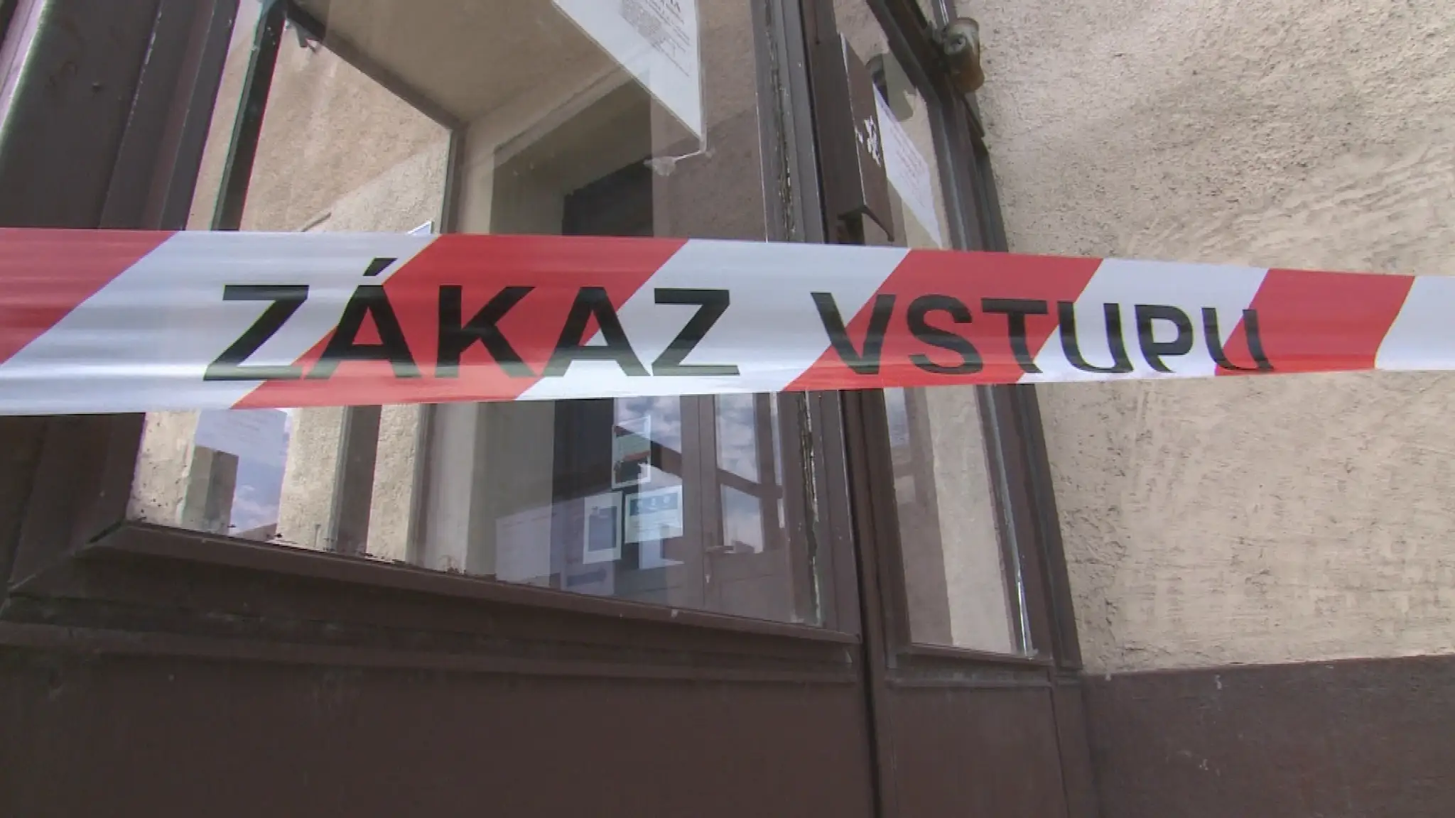 Železničná stanica v Nitre sa rozpadá. Pre dieru v strope a havarijný stav uzavreli vestibul